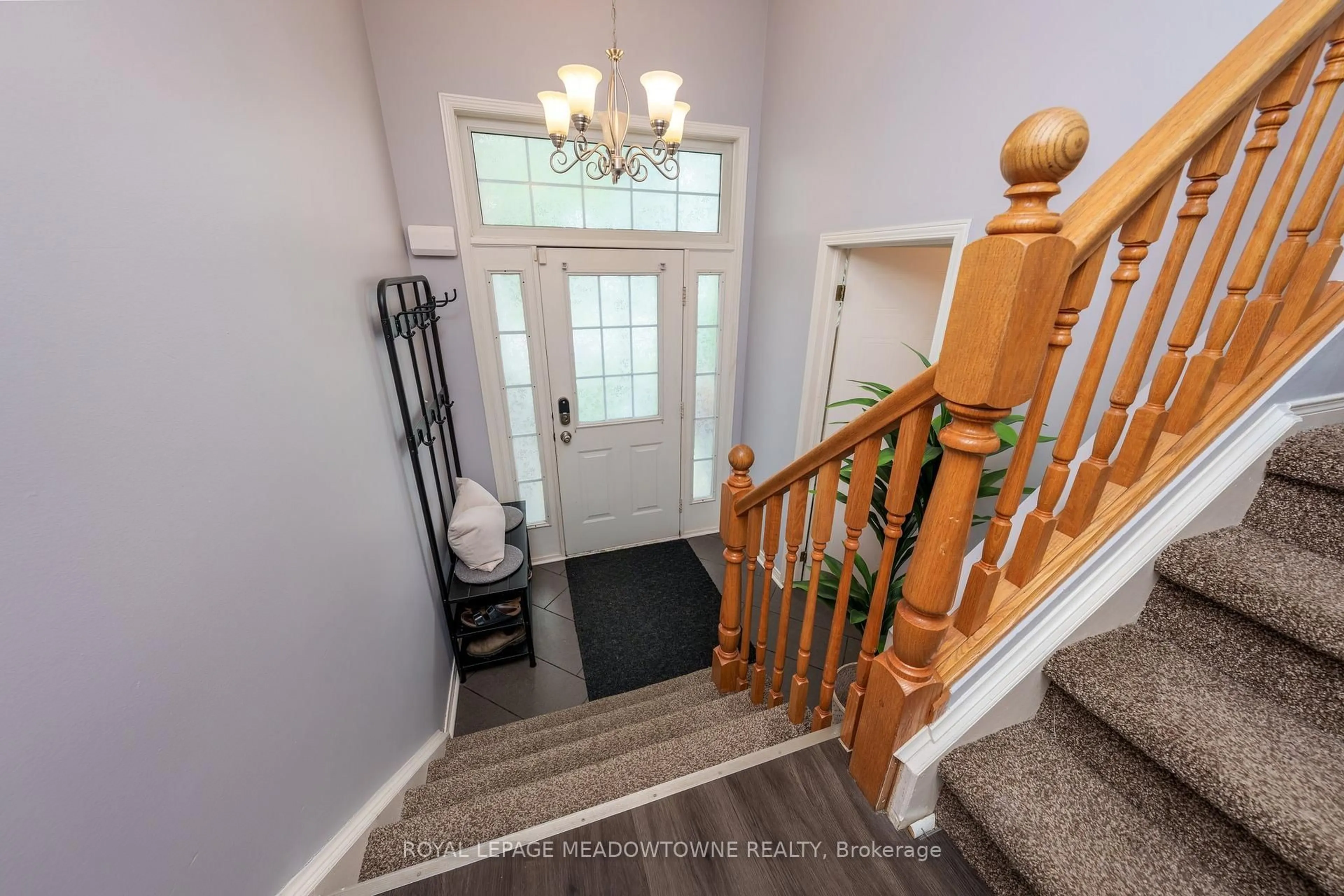 Indoor entryway for 47 Newport Dr, Cambridge Ontario N3H 5P7