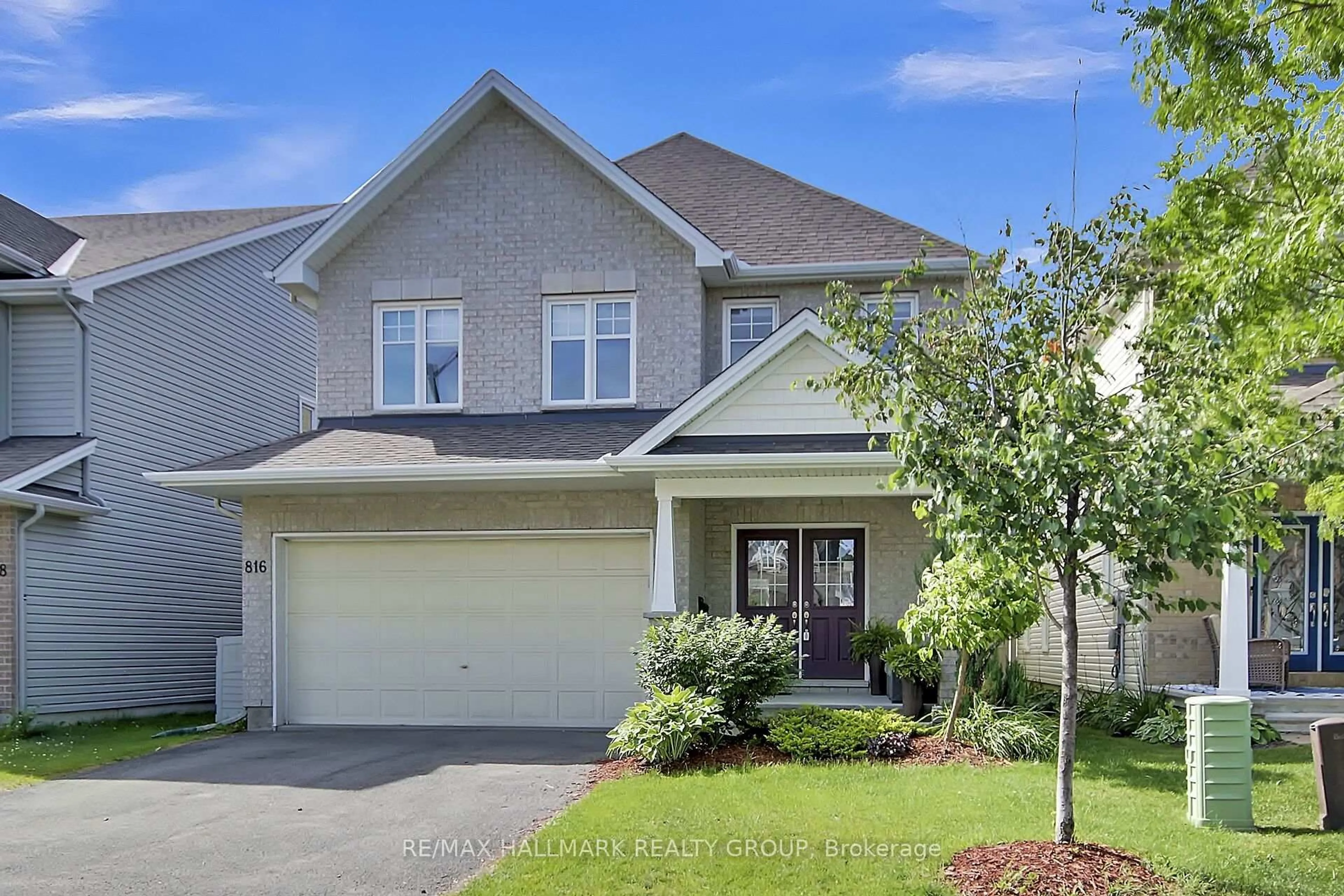 Home with vinyl exterior material, street for 816 Slattery's Field St, Ottawa Ontario K1T 0J1