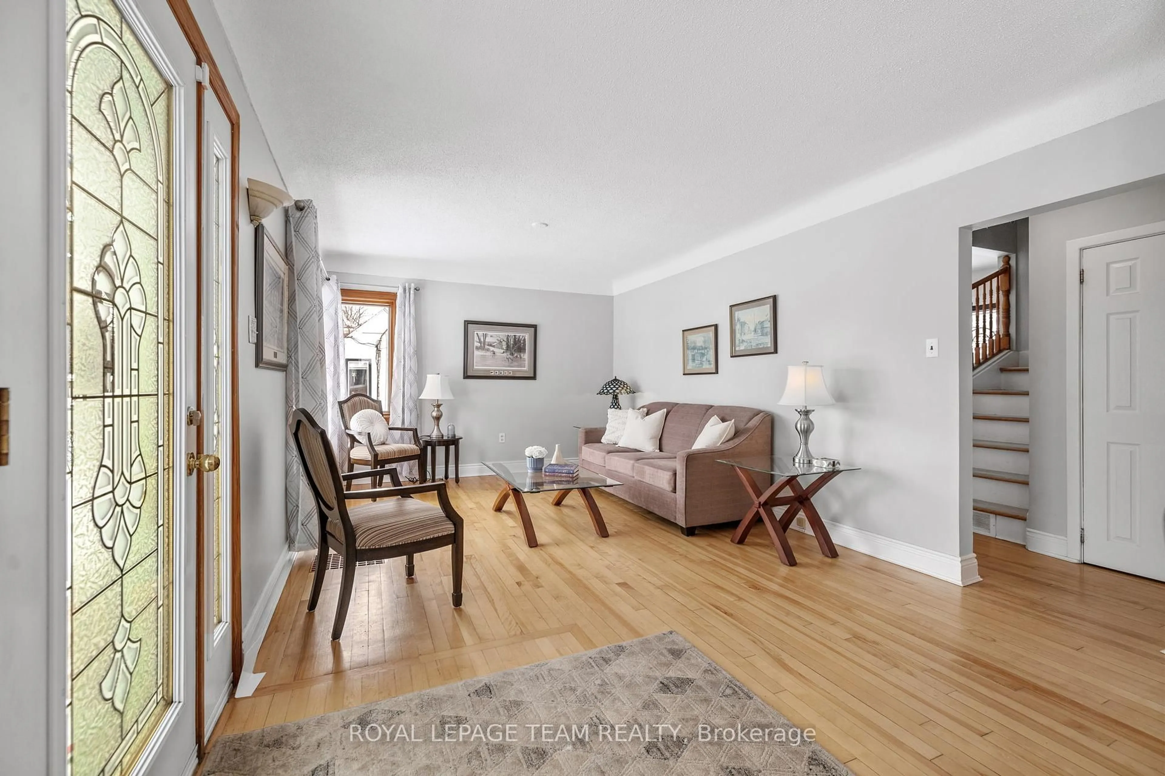 Living room with furniture, wood/laminate floor for 1357 Thames St, Ottawa Ontario K1Z 7N3