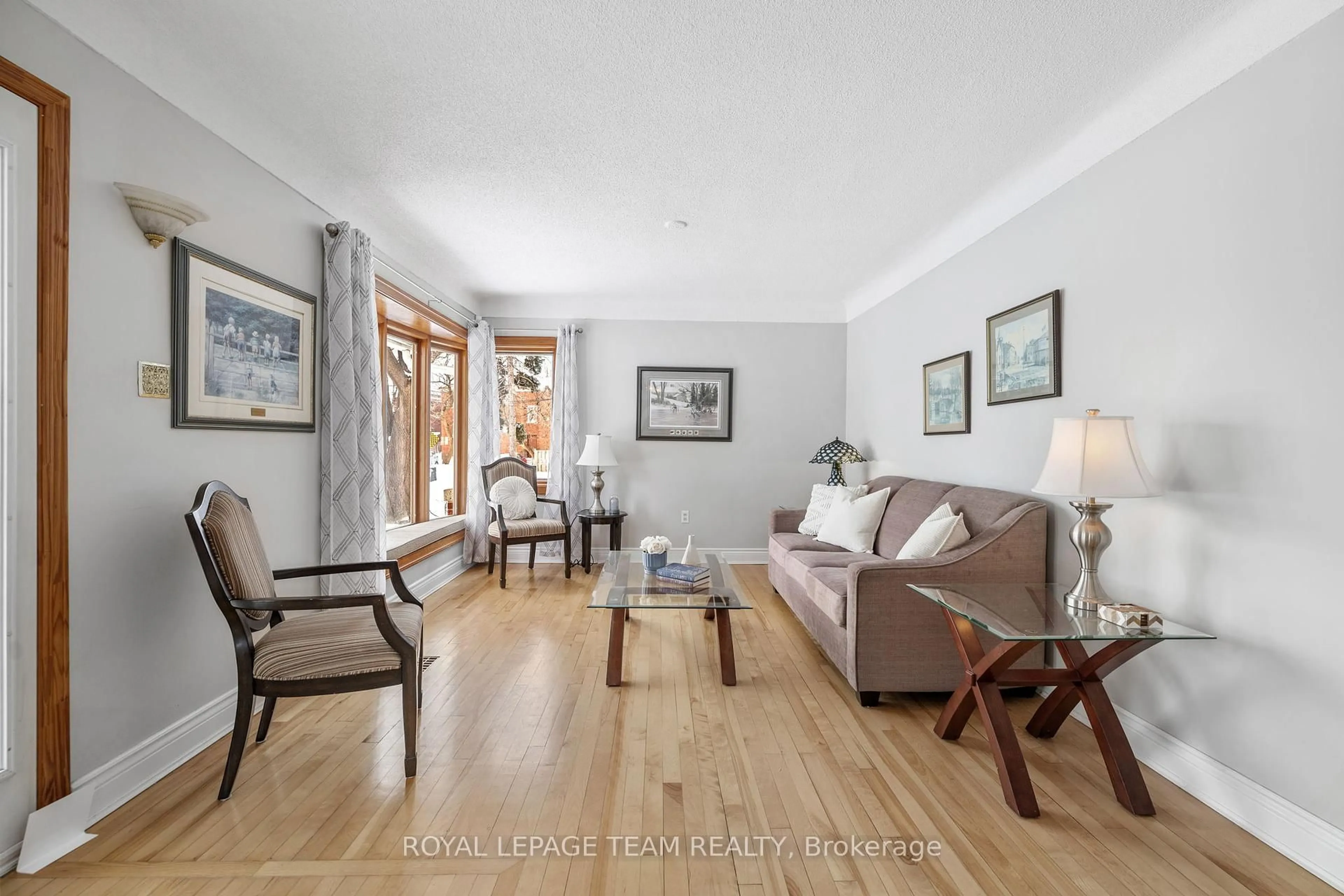 Living room with furniture, wood/laminate floor for 1357 Thames St, Ottawa Ontario K1Z 7N3
