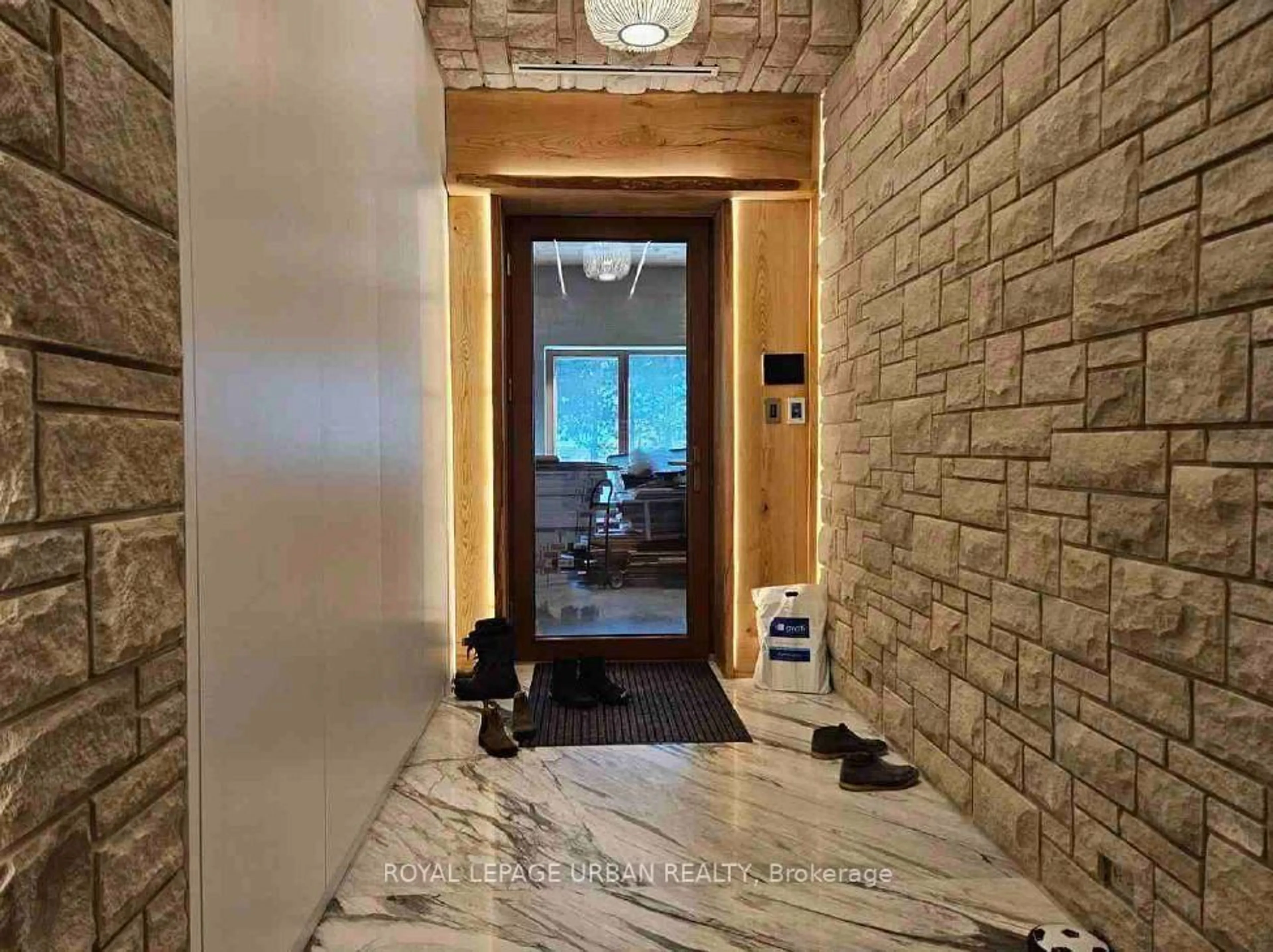 Indoor entryway for 1739 Trapper's Trail Rd, Dysart et al Ontario K0M 1S0