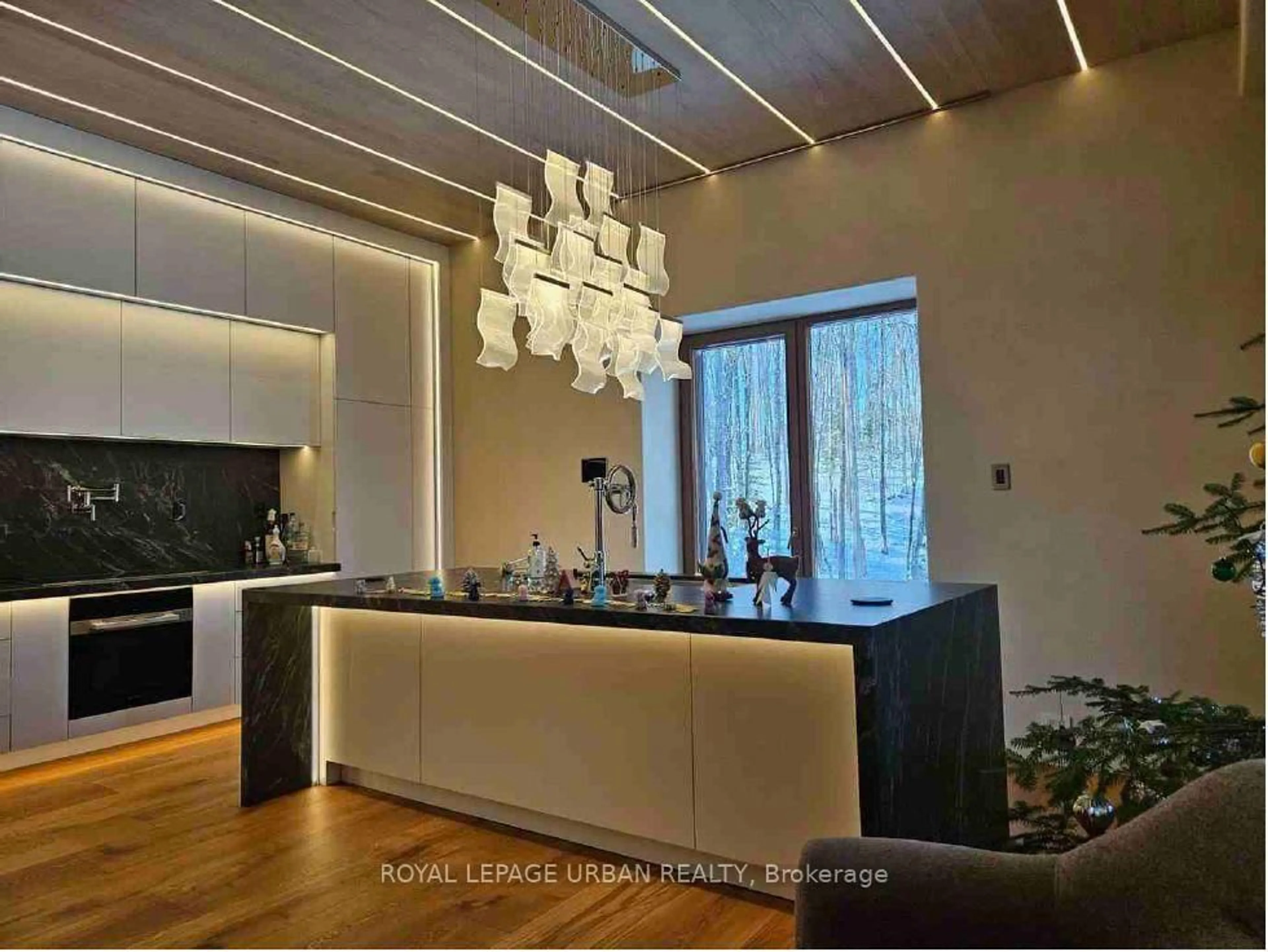 Contemporary kitchen, wood/laminate floor for 1739 Trapper's Trail Rd, Dysart et al Ontario K0M 1S0