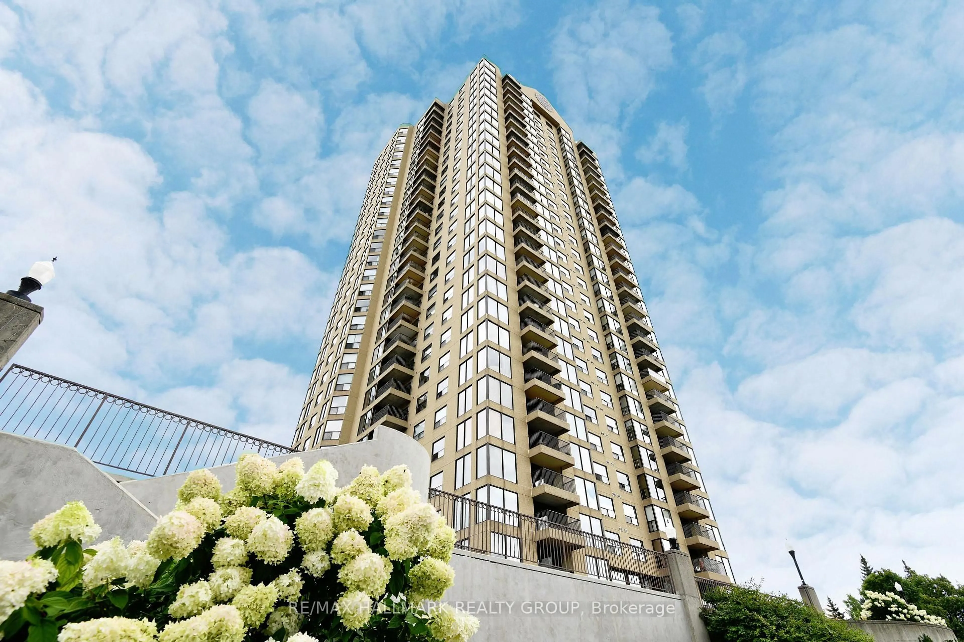 Indoor foyer for 545 St. Laurent Blvd #503, Ottawa Ontario K1K 4H9