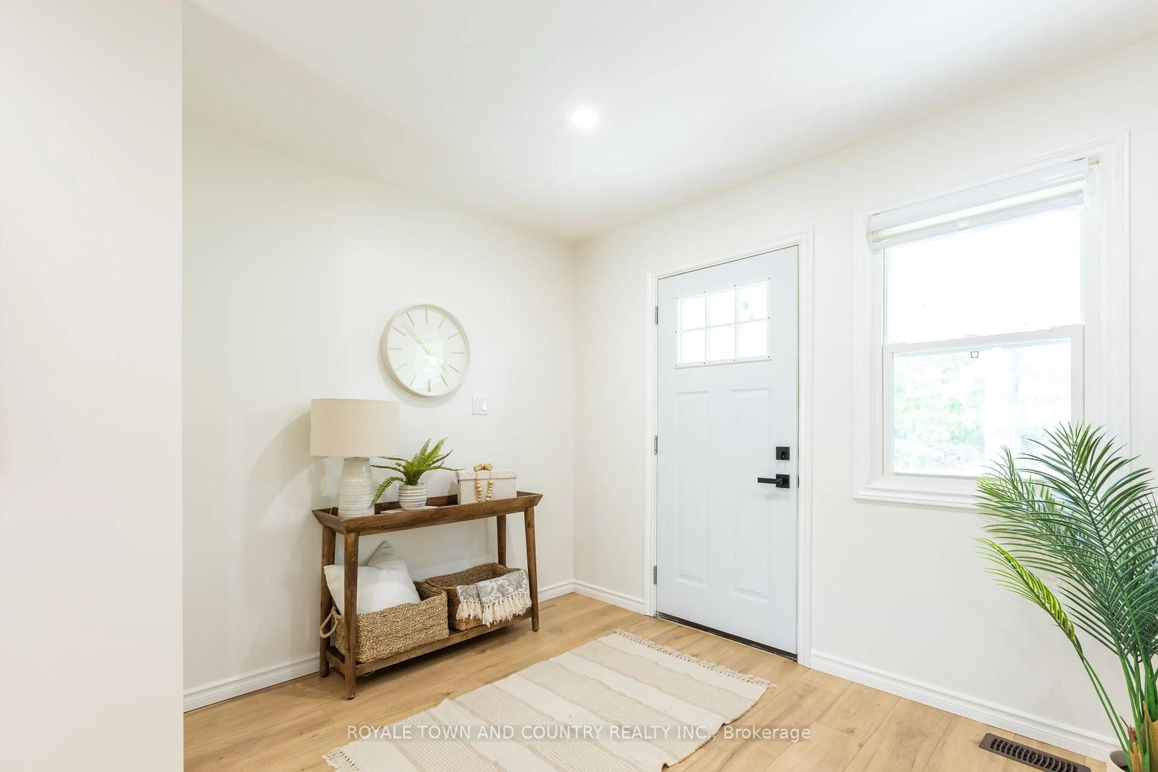 Indoor entryway for 9 Parkhill Dr, Kawartha Lakes Ontario K0M 1N0