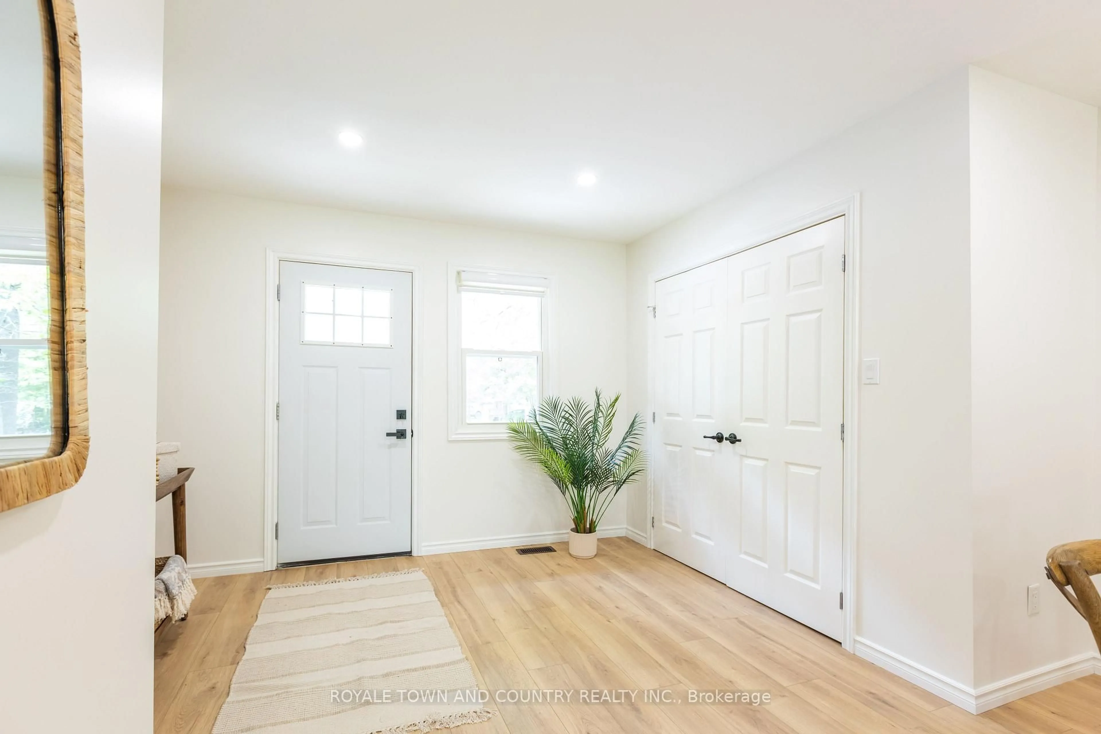 Indoor entryway for 9 Parkhill Dr, Kawartha Lakes Ontario K0M 1N0