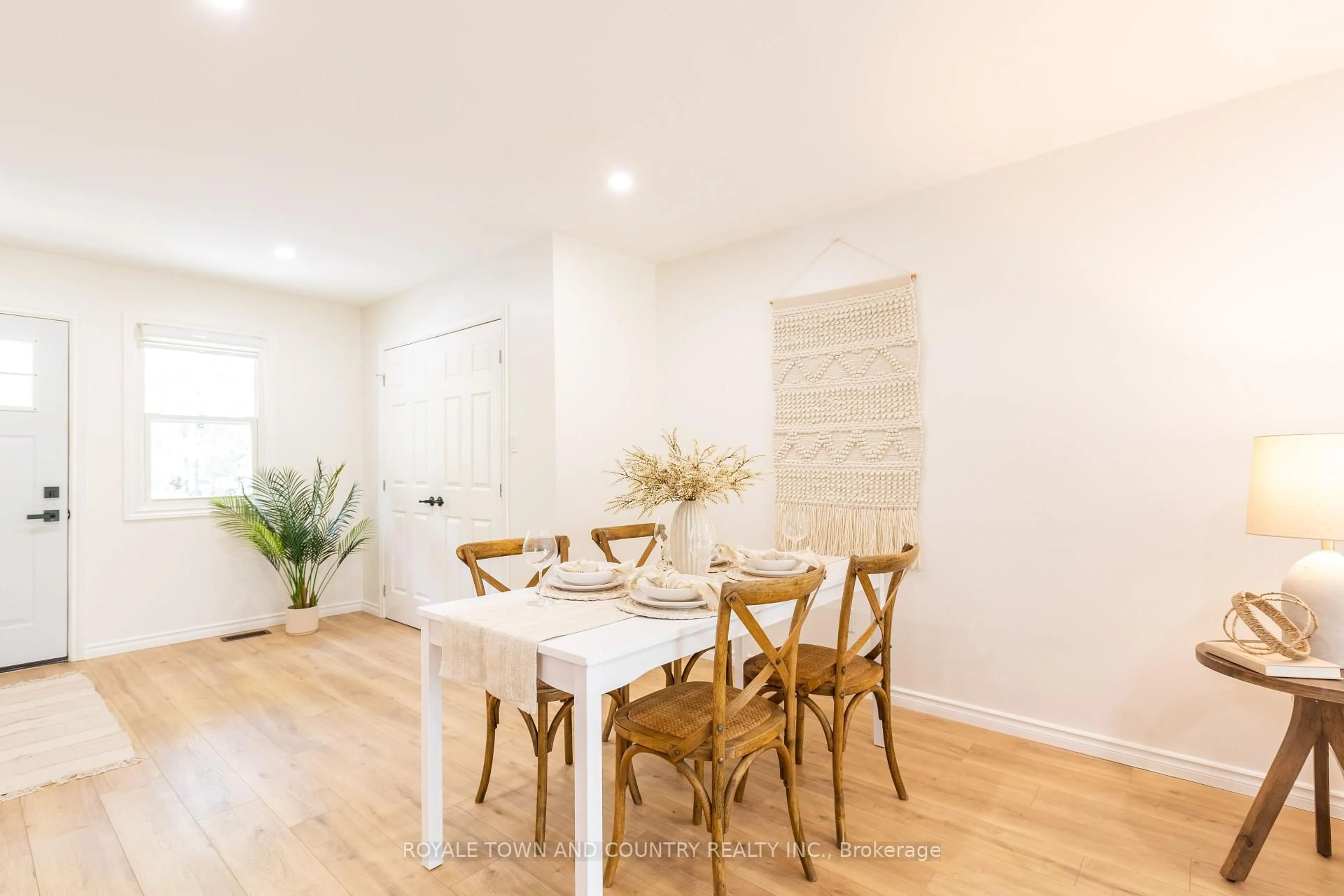 Dining room, wood/laminate floor for 9 Parkhill Dr, Kawartha Lakes Ontario K0M 1N0