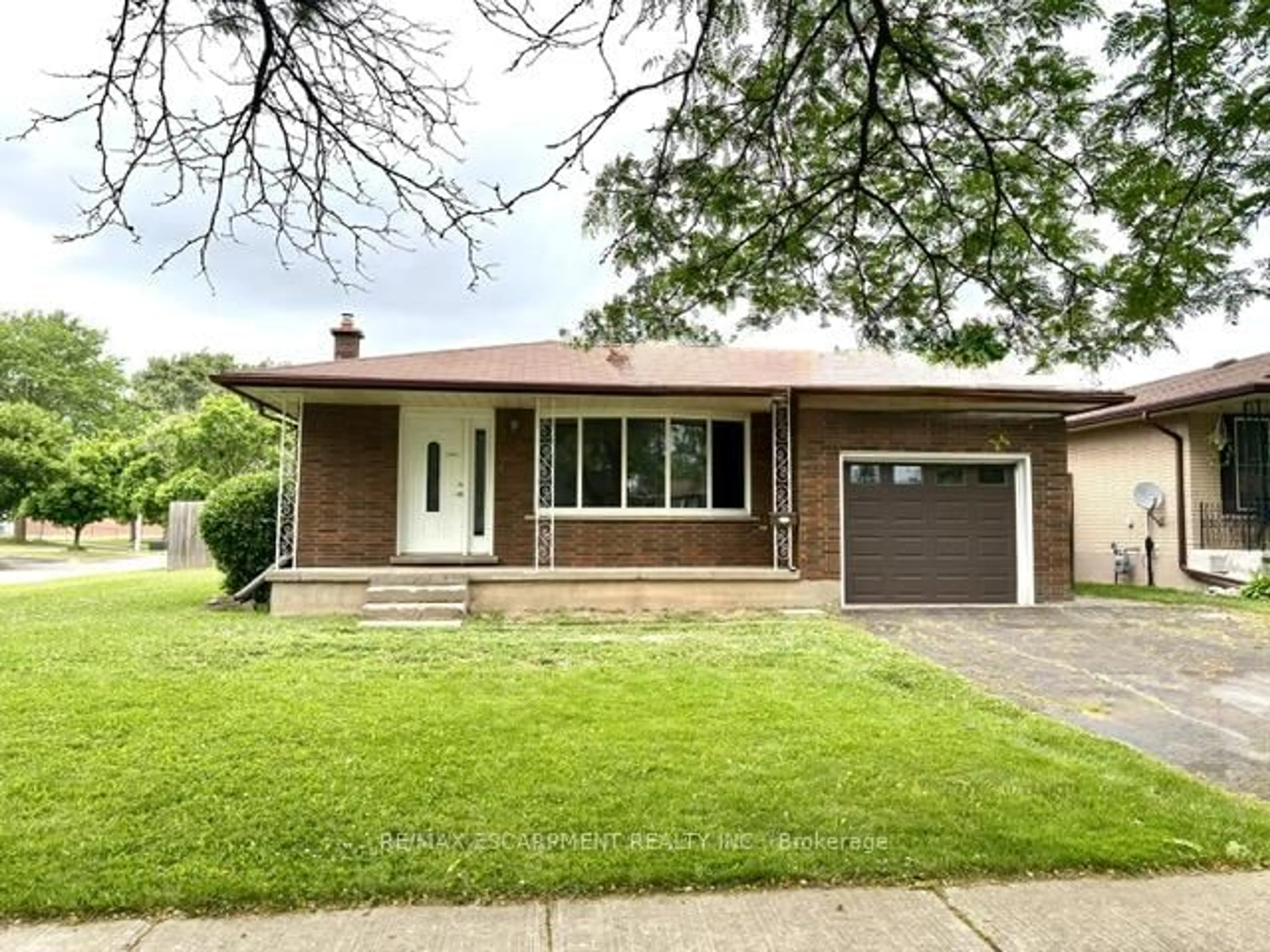 Home with brick exterior material, street for 5955 Frontenac St, Niagara Falls Ontario L2G 3B1