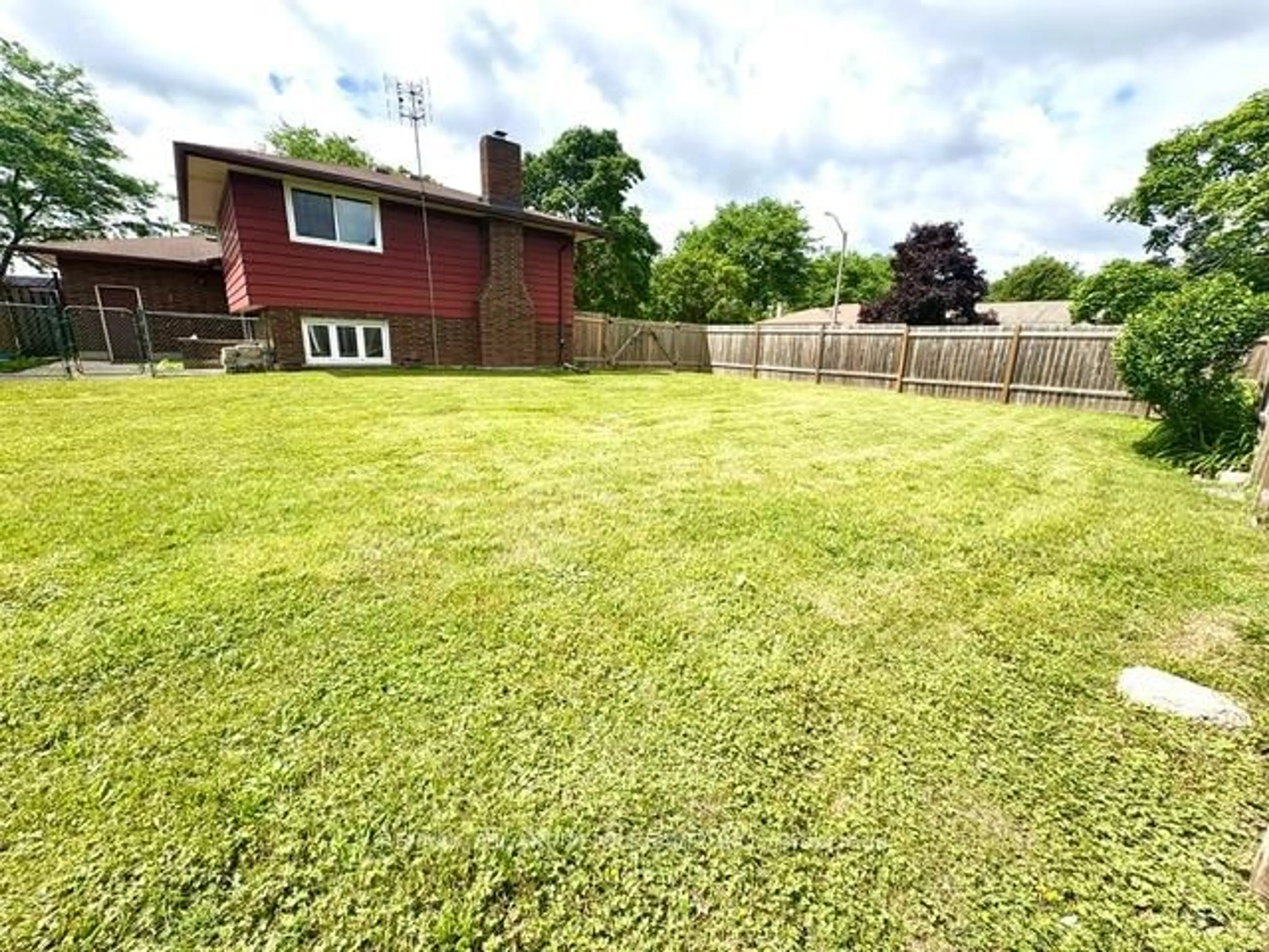 A pic from outside/outdoor area/front of a property/back of a property/a pic from drone, unknown for 5955 Frontenac St, Niagara Falls Ontario L2G 3B1
