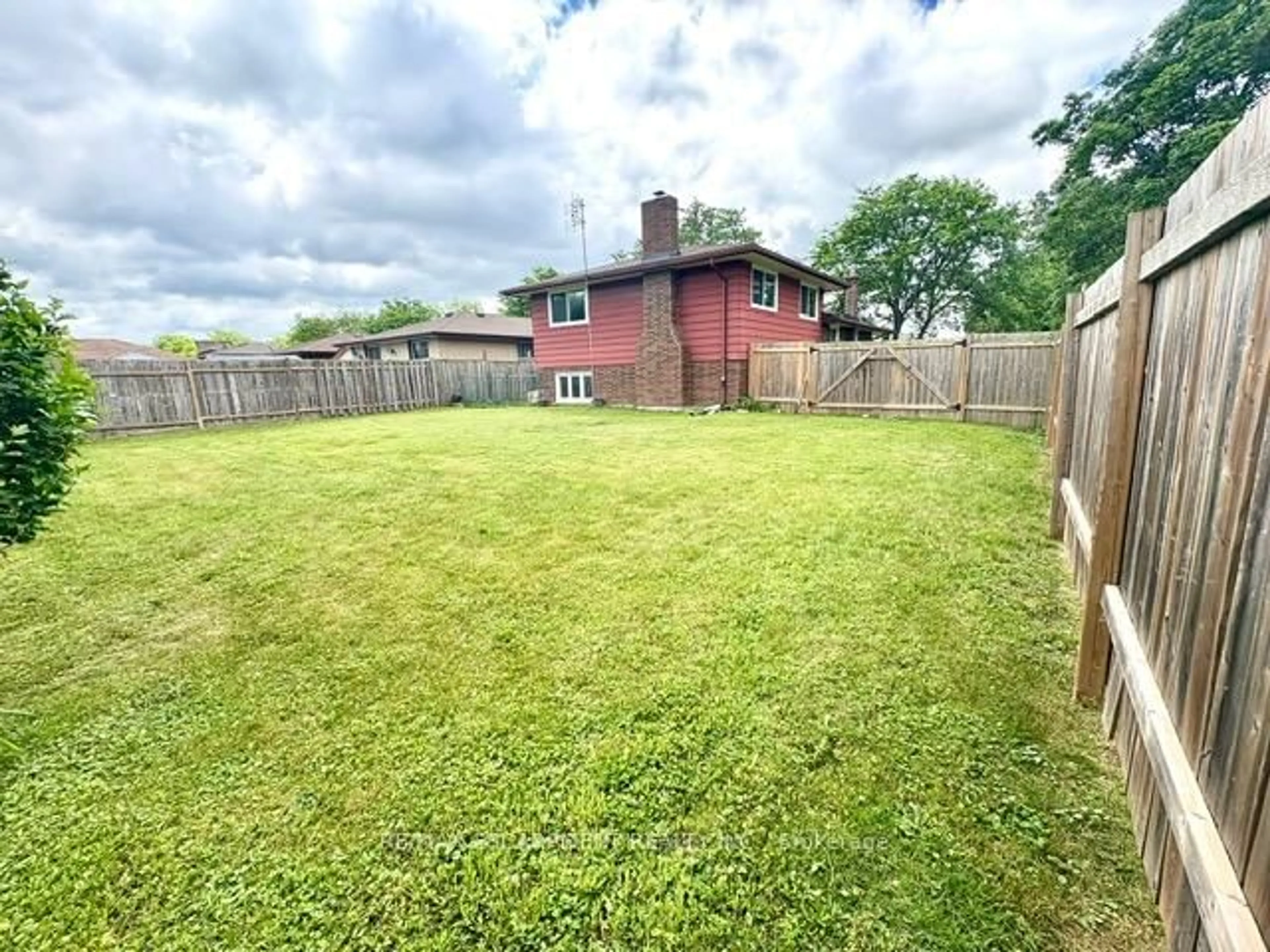 A pic from outside/outdoor area/front of a property/back of a property/a pic from drone, unknown for 5955 Frontenac St, Niagara Falls Ontario L2G 3B1