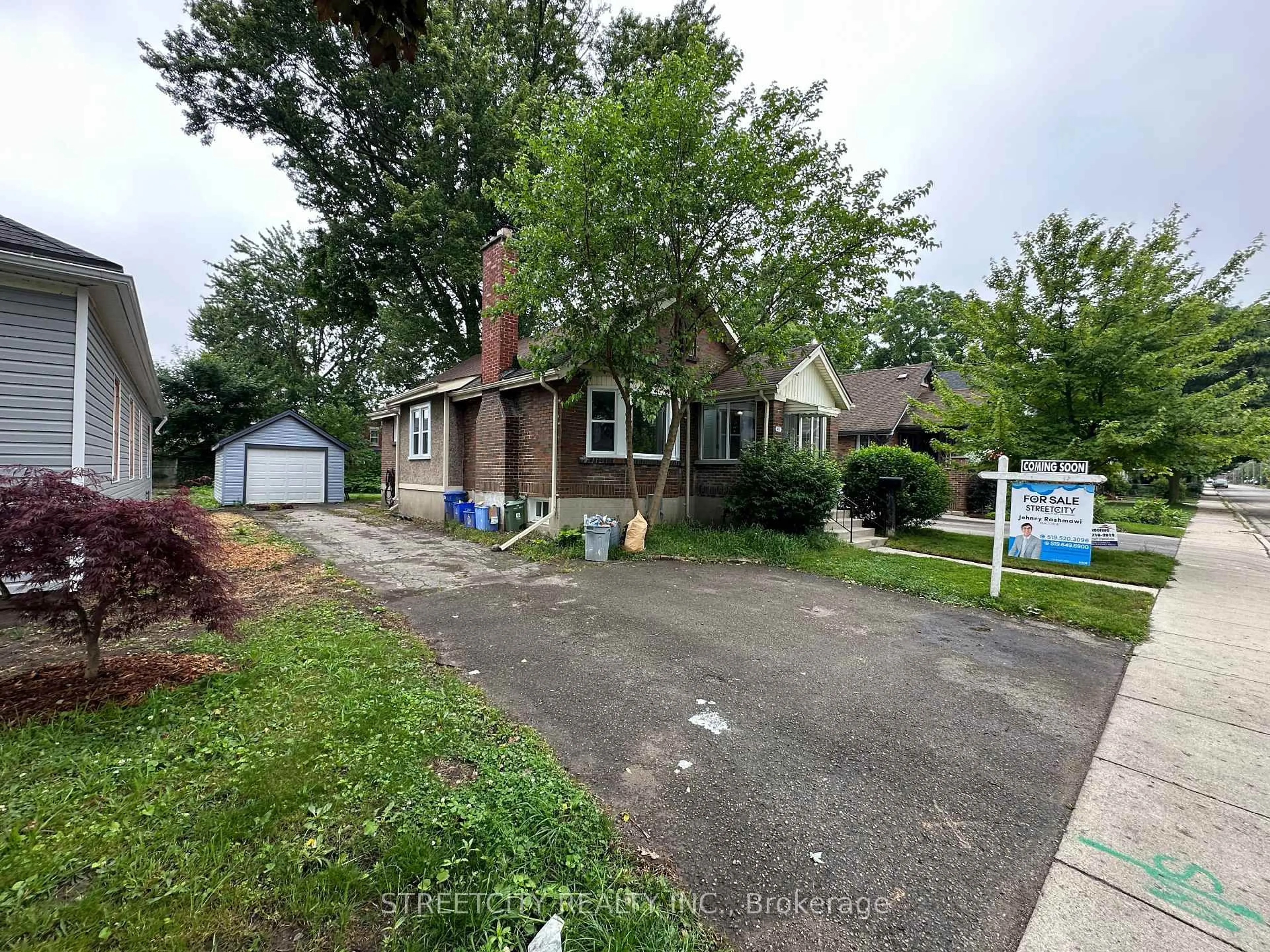 A pic from outside/outdoor area/front of a property/back of a property/a pic from drone, street for 437 Charlotte St, London East Ontario N5W 4A5