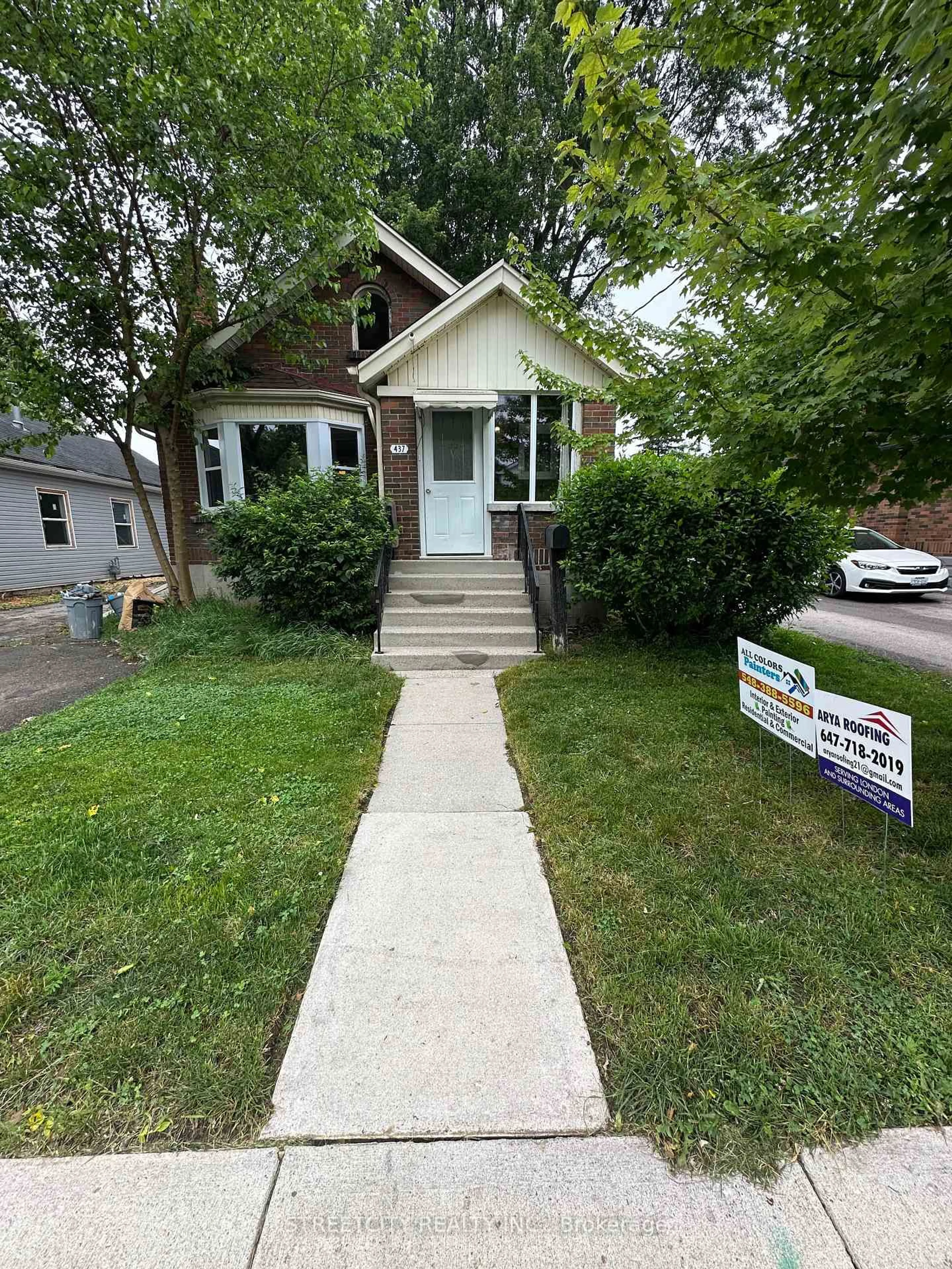 Home with vinyl exterior material, street for 437 Charlotte St, London East Ontario N5W 4A5