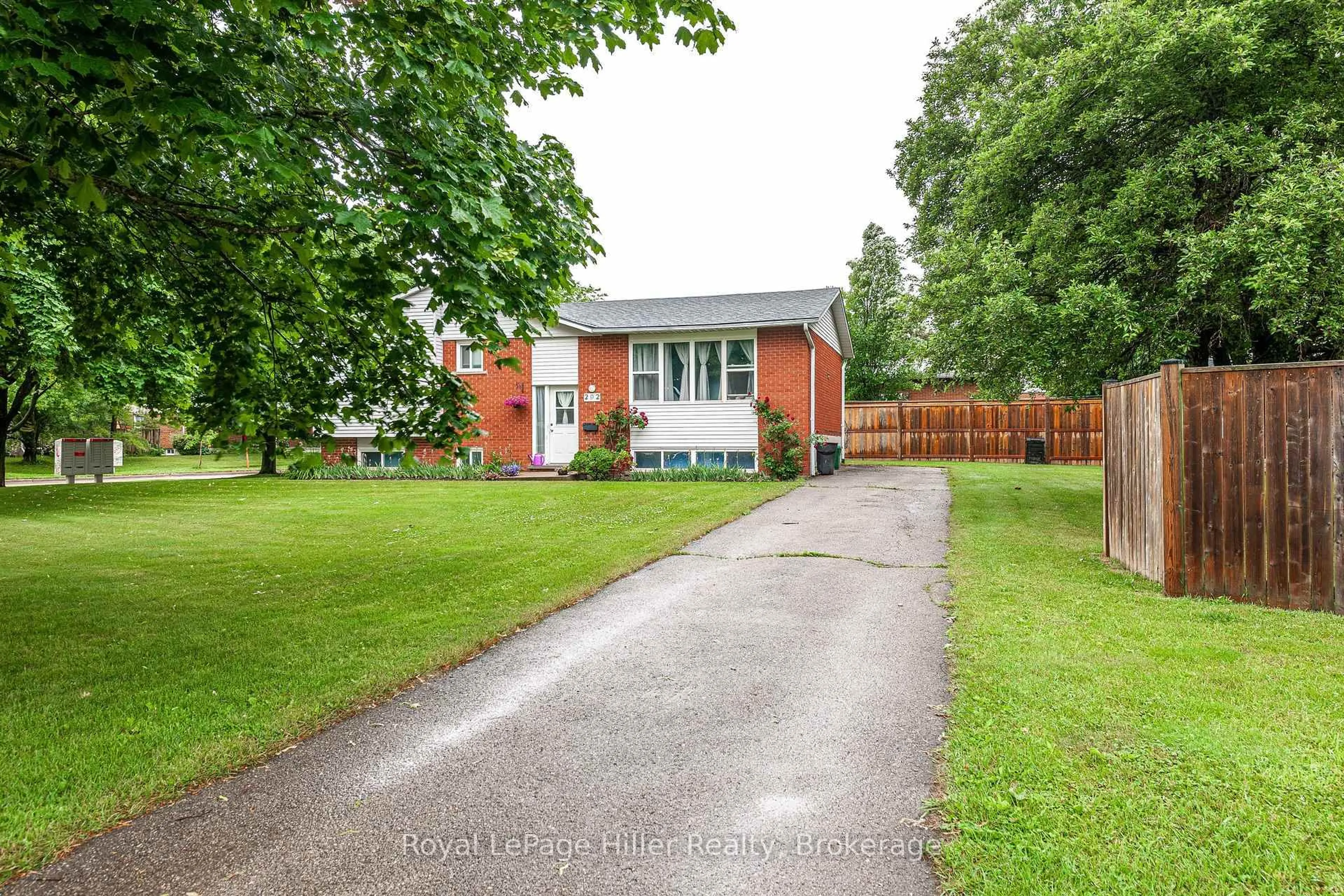A pic from outside/outdoor area/front of a property/back of a property/a pic from drone, street for 292 Maple Ave, Stratford Ontario N5A 6Z4