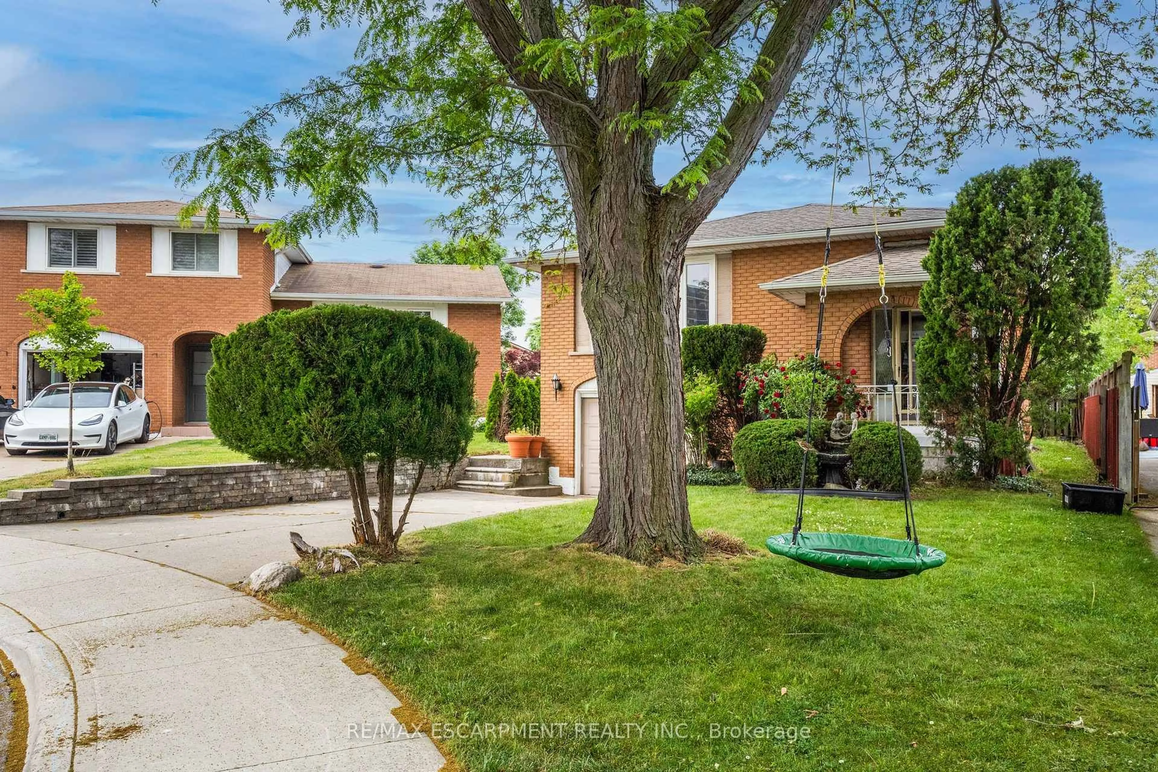 Patio, street for 18 Renner Crt, Hamilton Ontario L8K 6J4
