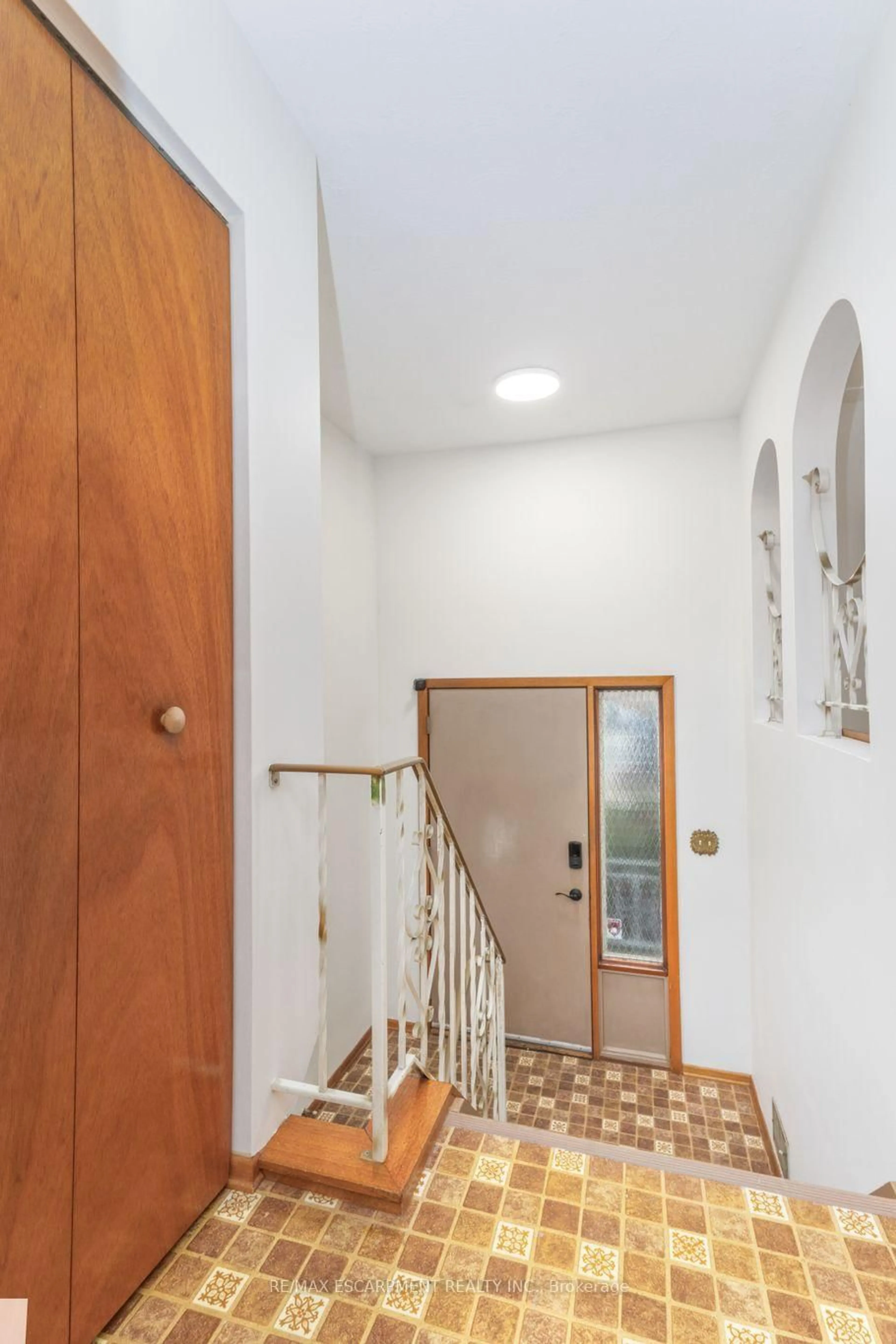 Indoor foyer for 18 Renner Crt, Hamilton Ontario L8K 6J4
