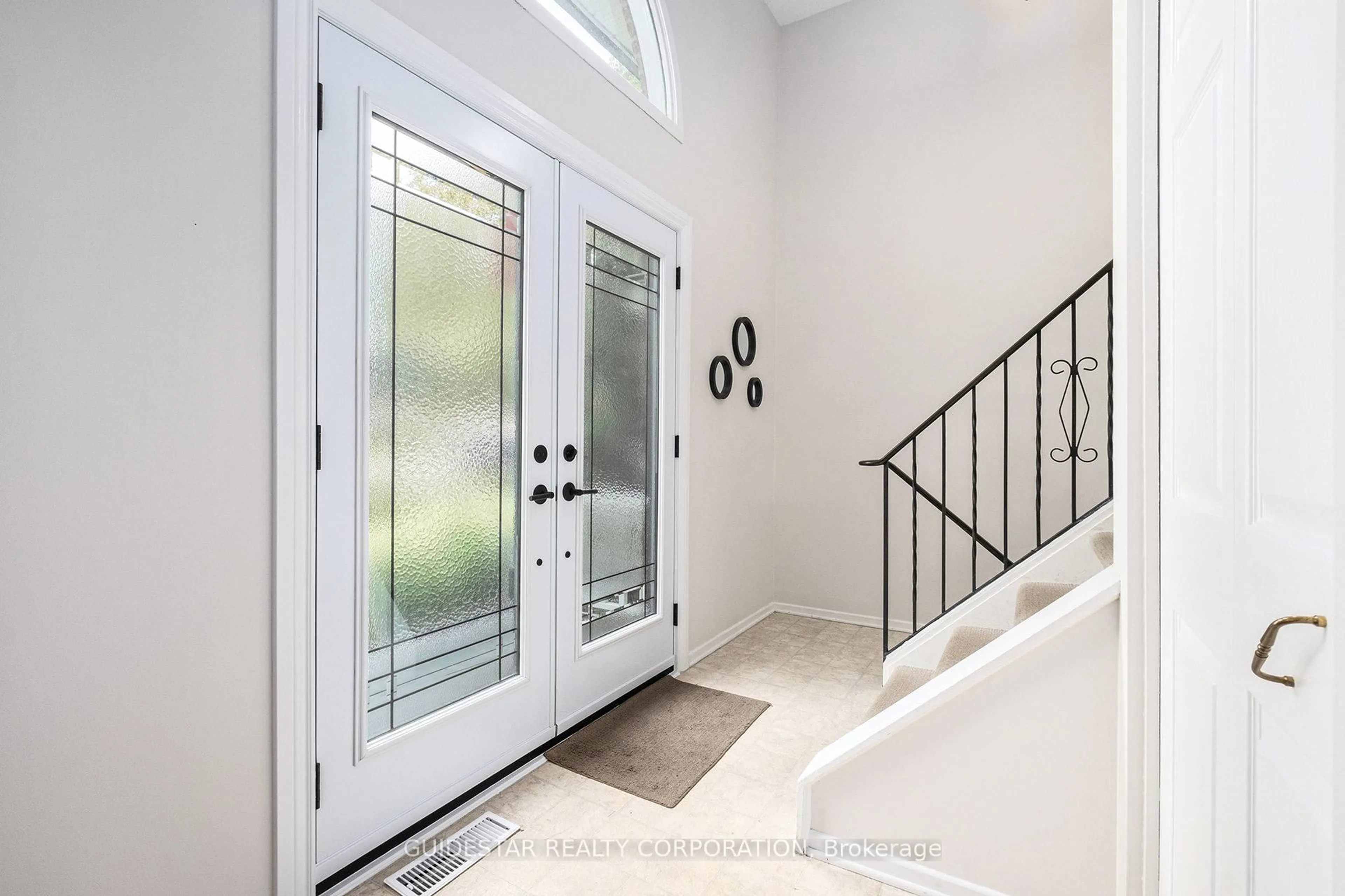 Indoor entryway for 5336 McLean Cres, Manotick Ontario K4M 1E5