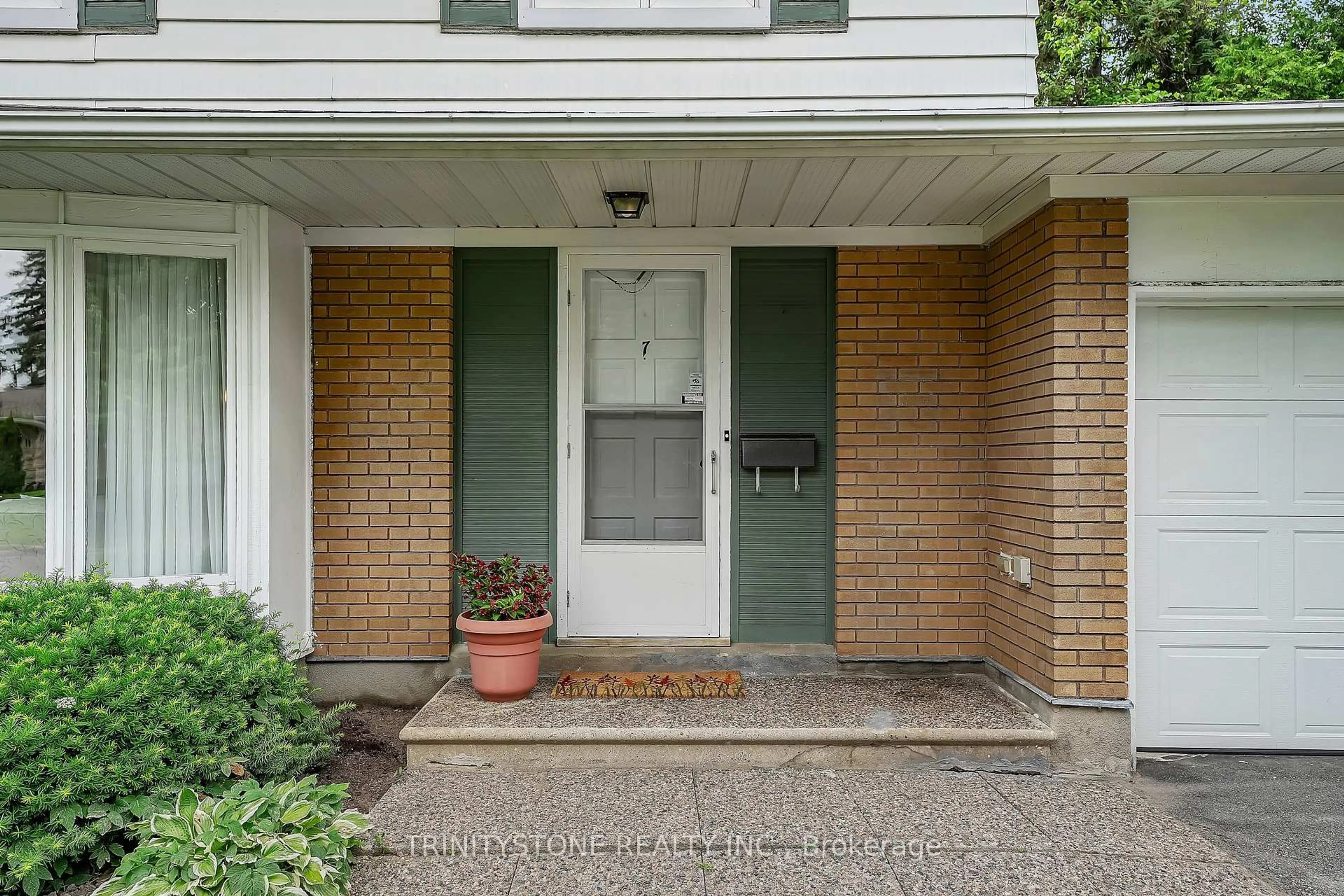 Indoor entryway for 7 Pulford Cres, Ottawa Ontario K2B 6L6