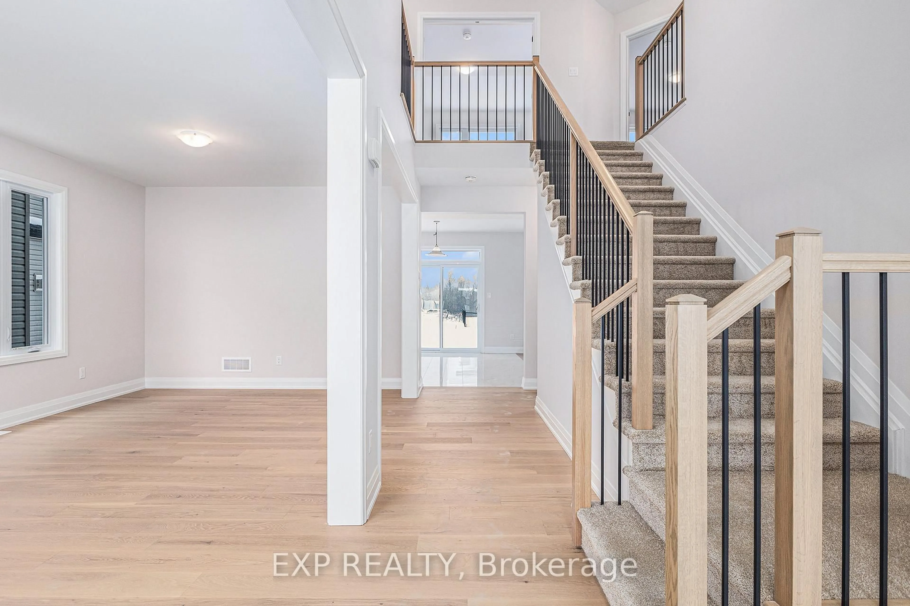 Indoor entryway for 402 FLEET CANUCK Private, Ottawa Ontario K2M 0M5