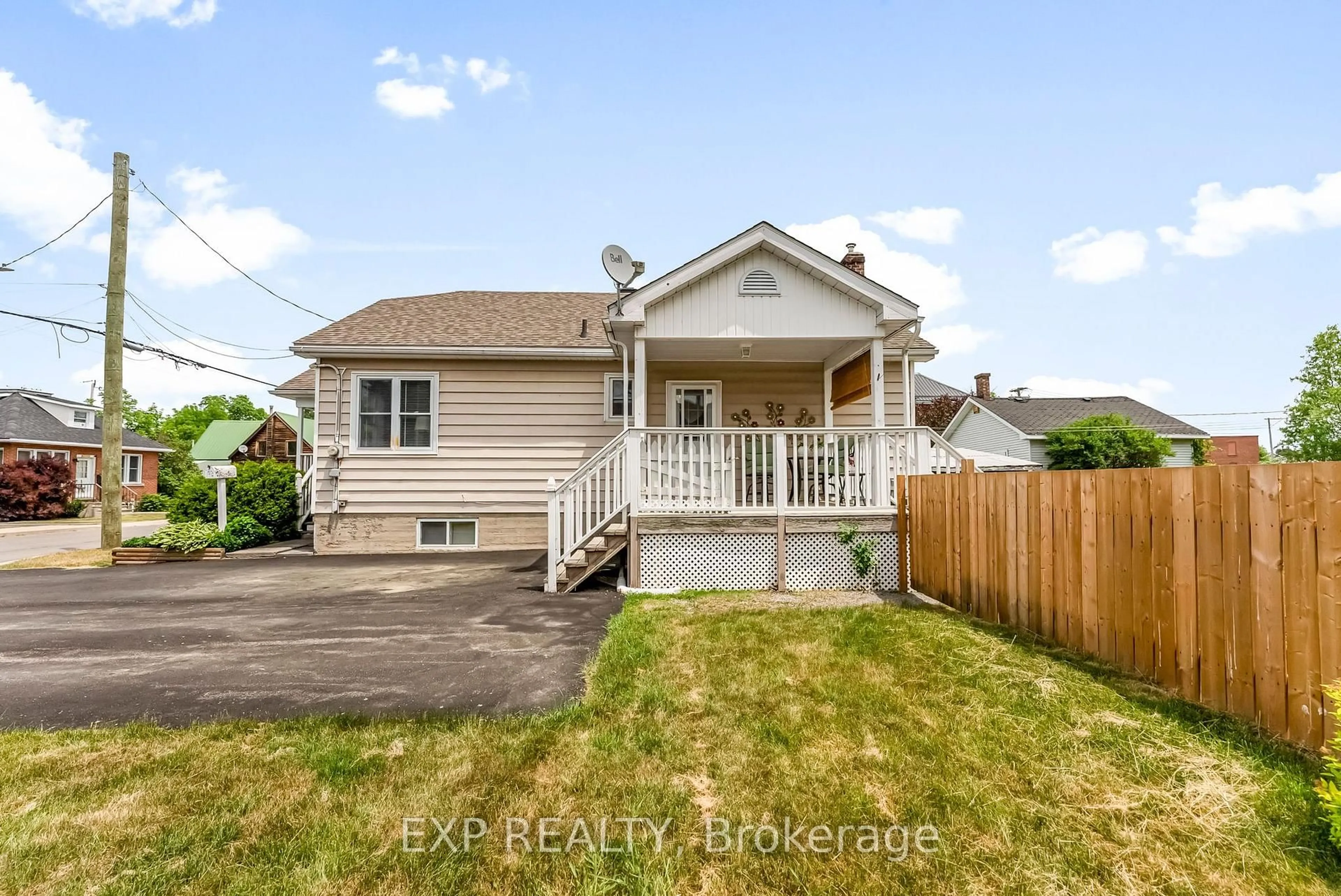 Home with vinyl exterior material, street for 255 Arnprior Ave, Renfrew Ontario K7V 3A3