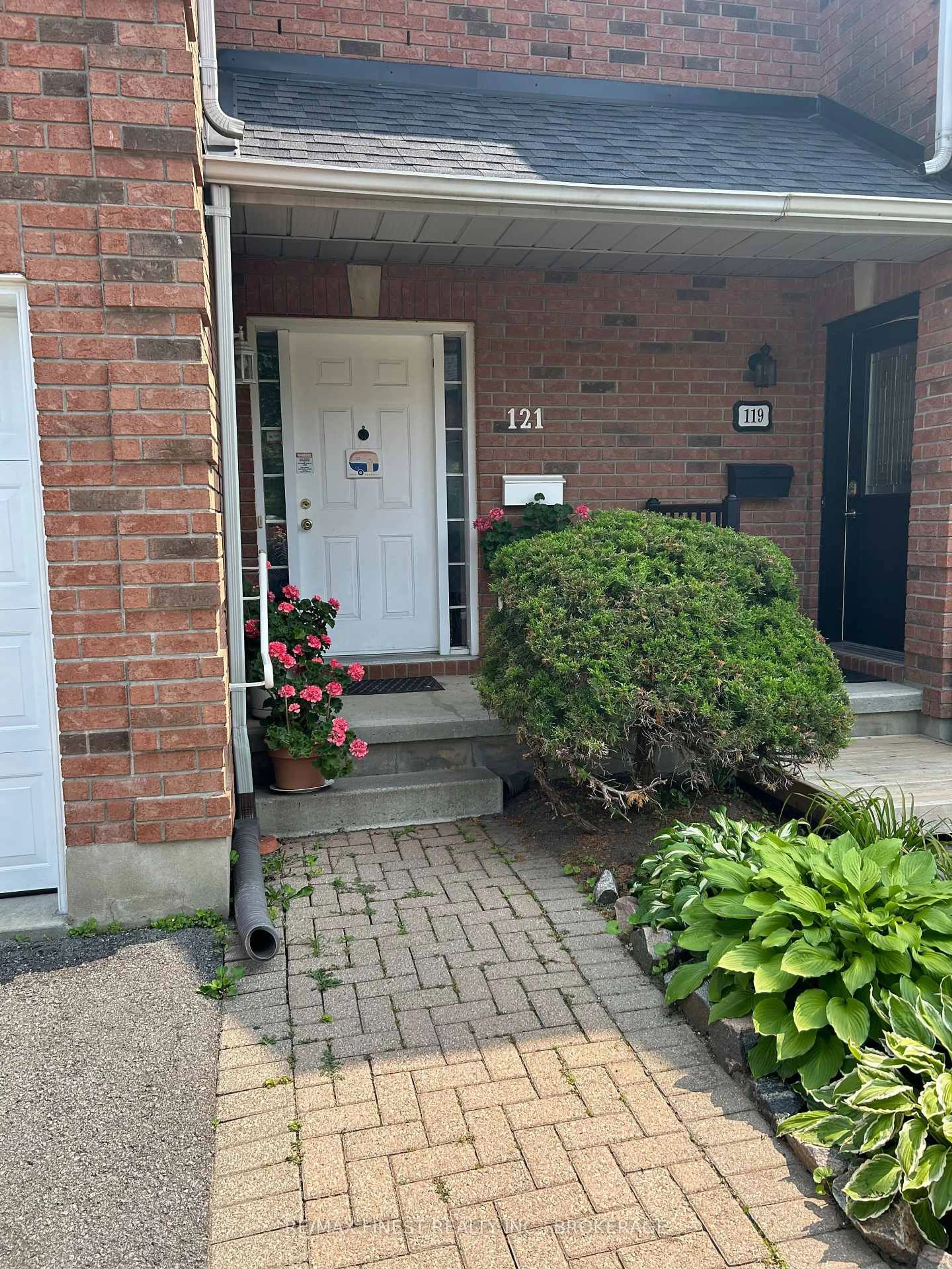 Indoor entryway for 121 Rideau St, Kingston Ontario K7K 7B2