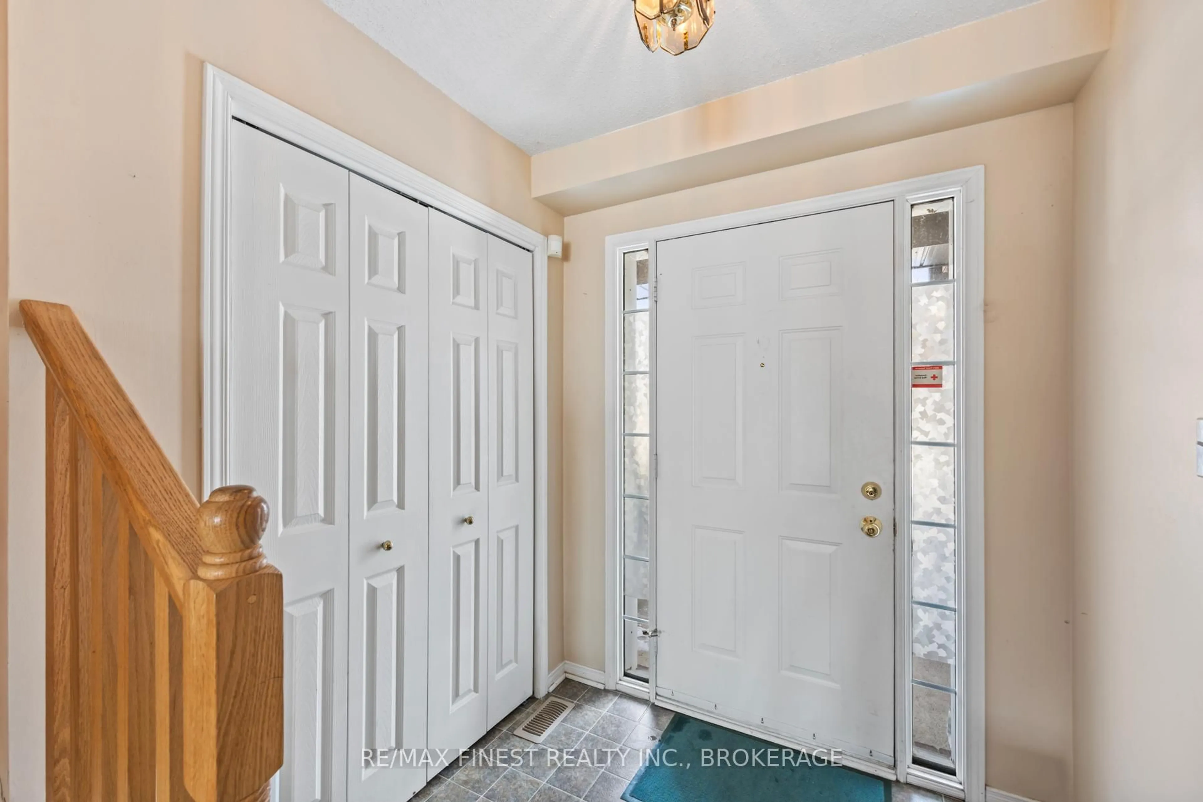 Indoor entryway for 121 Rideau St, Kingston Ontario K7K 7B2