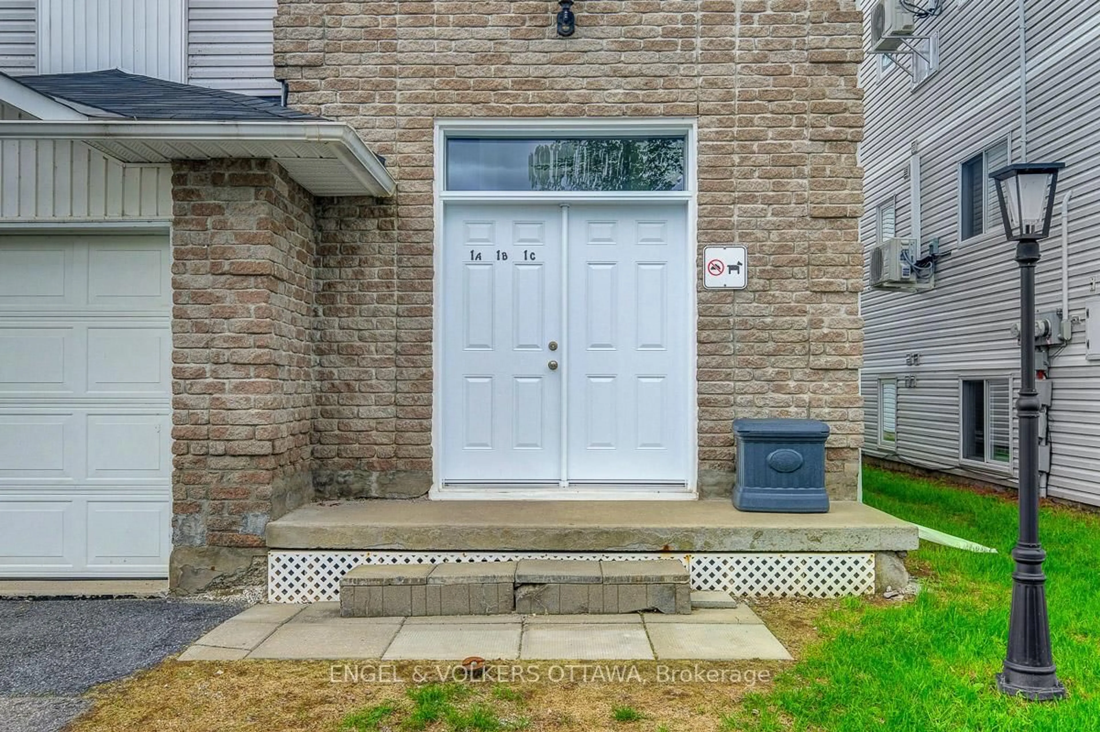 Indoor entryway for 75 Lapointe Blvd #1A, Russell Ontario K0A 1W0