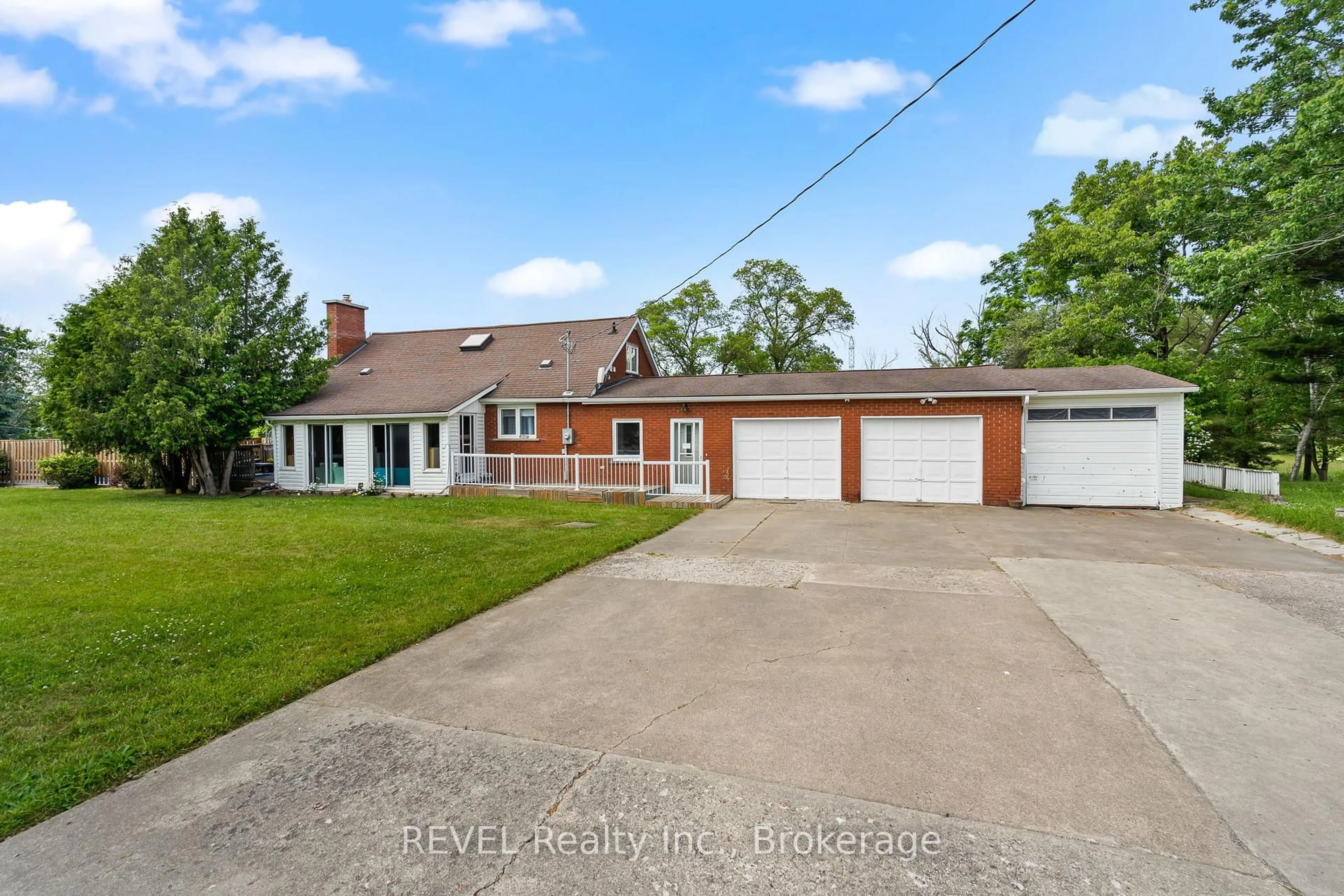 A pic from outside/outdoor area/front of a property/back of a property/a pic from drone, street for 1848 Barron Rd, Thorold Ontario L0S 1E6