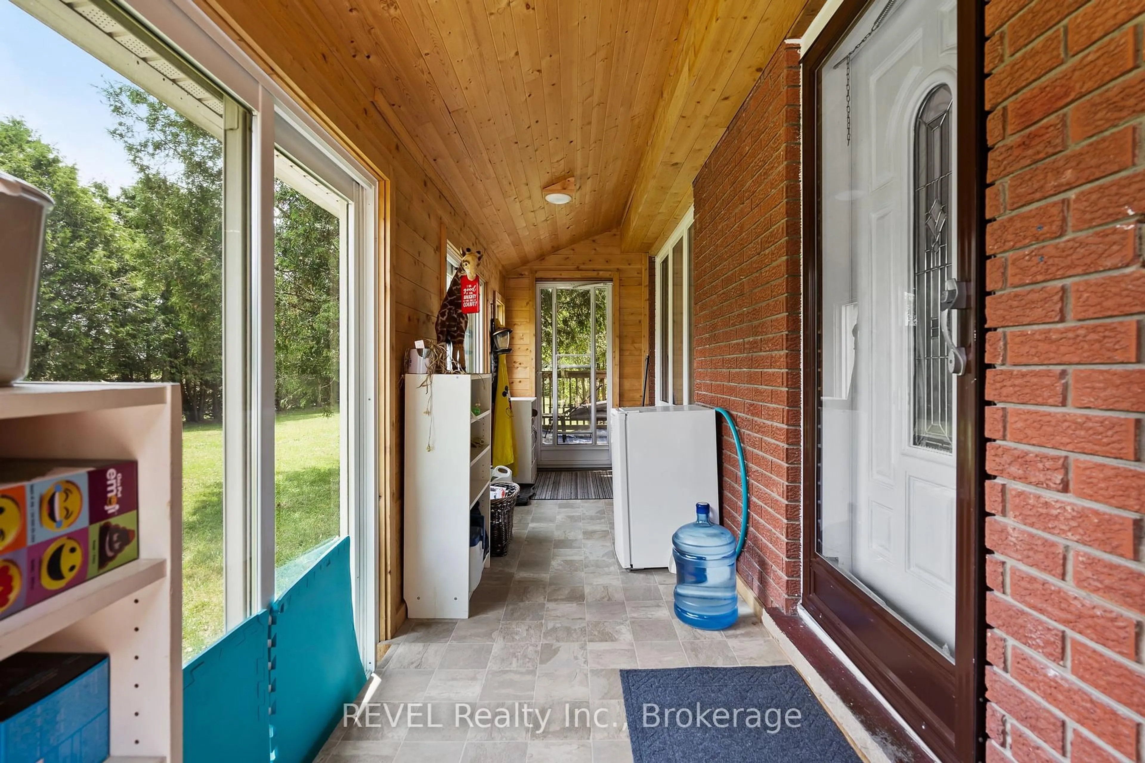 Indoor entryway for 1848 Barron Rd, Thorold Ontario L0S 1E6