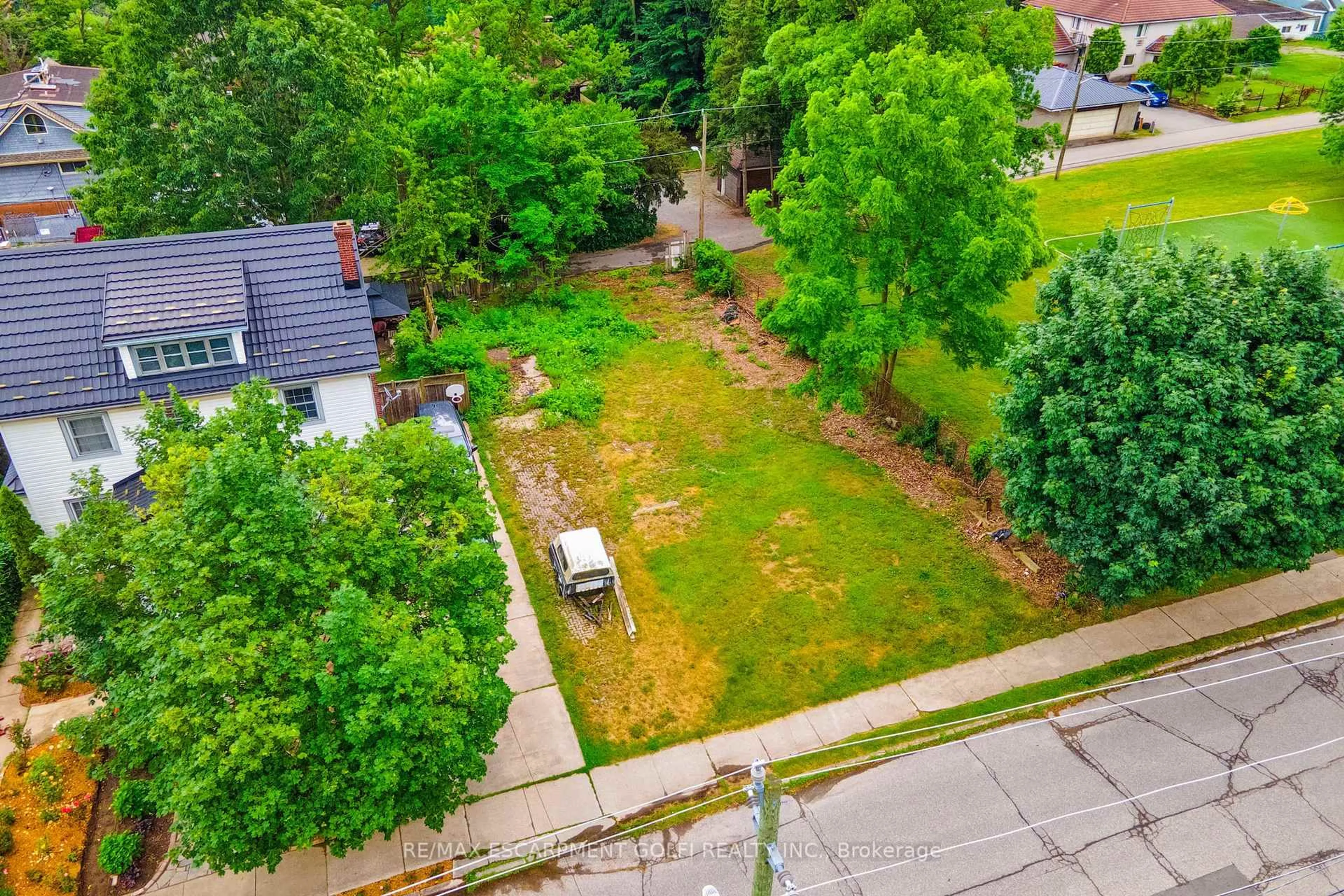 A pic from outside/outdoor area/front of a property/back of a property/a pic from drone, street for 5244 Ontario Ave, Niagara Falls Ontario L2E 3S3