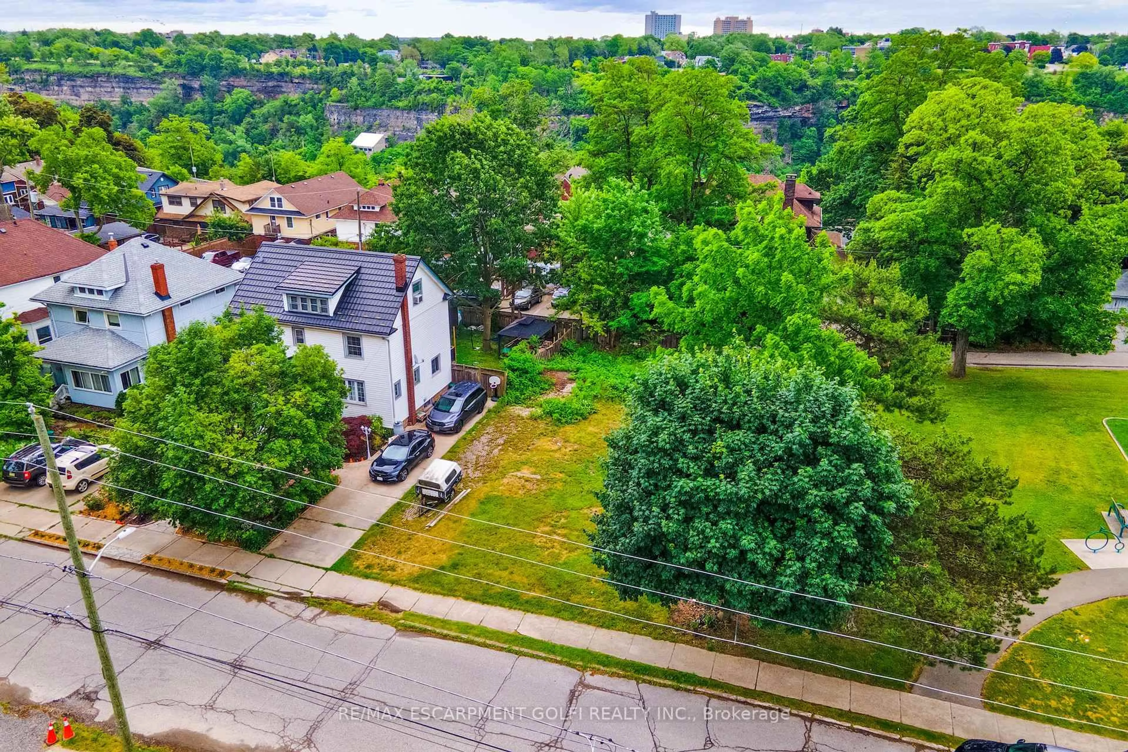 A pic from outside/outdoor area/front of a property/back of a property/a pic from drone, street for 5244 Ontario Ave, Niagara Falls Ontario L2E 3S3