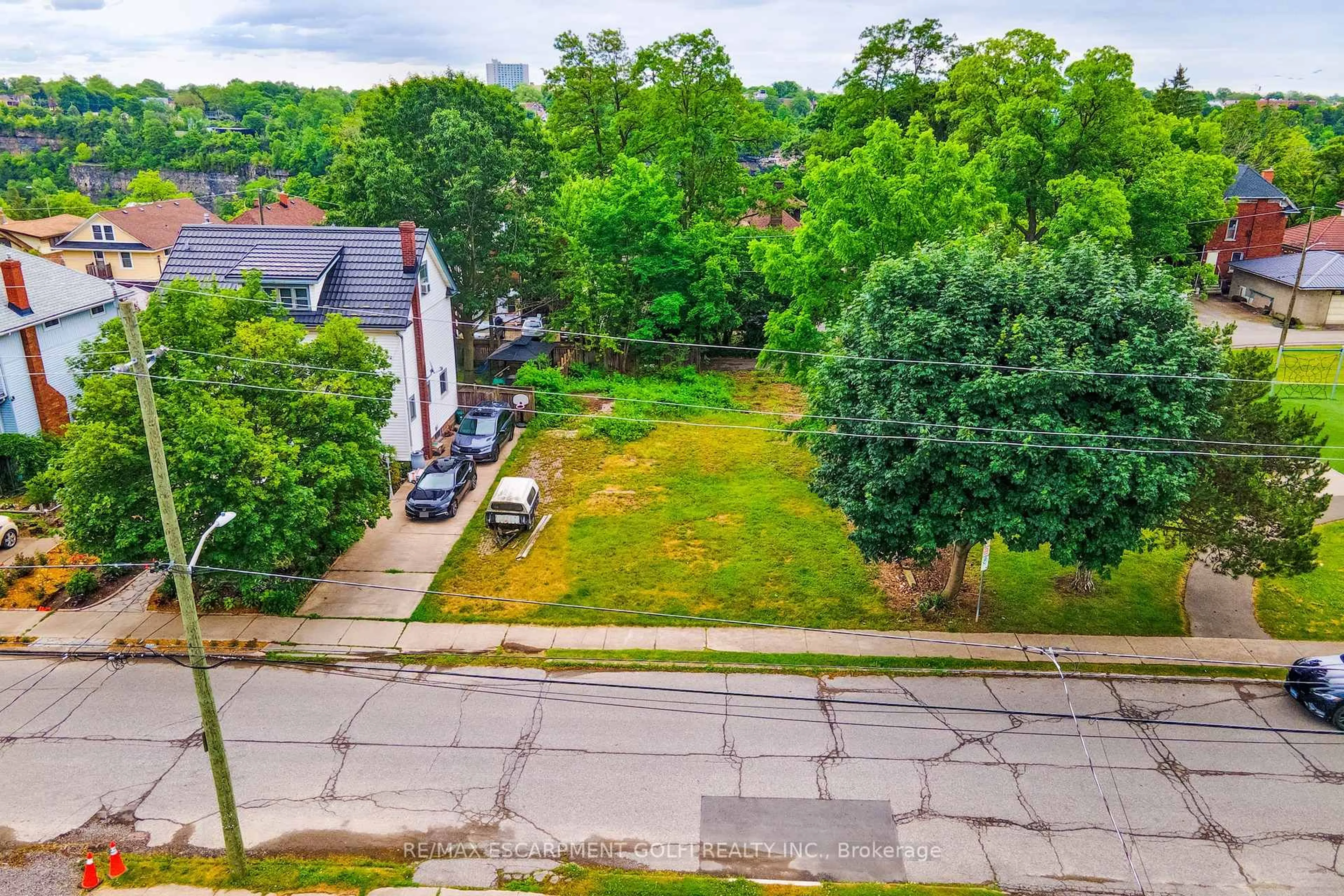 A pic from outside/outdoor area/front of a property/back of a property/a pic from drone, street for 5244 Ontario Ave, Niagara Falls Ontario L2E 3S3