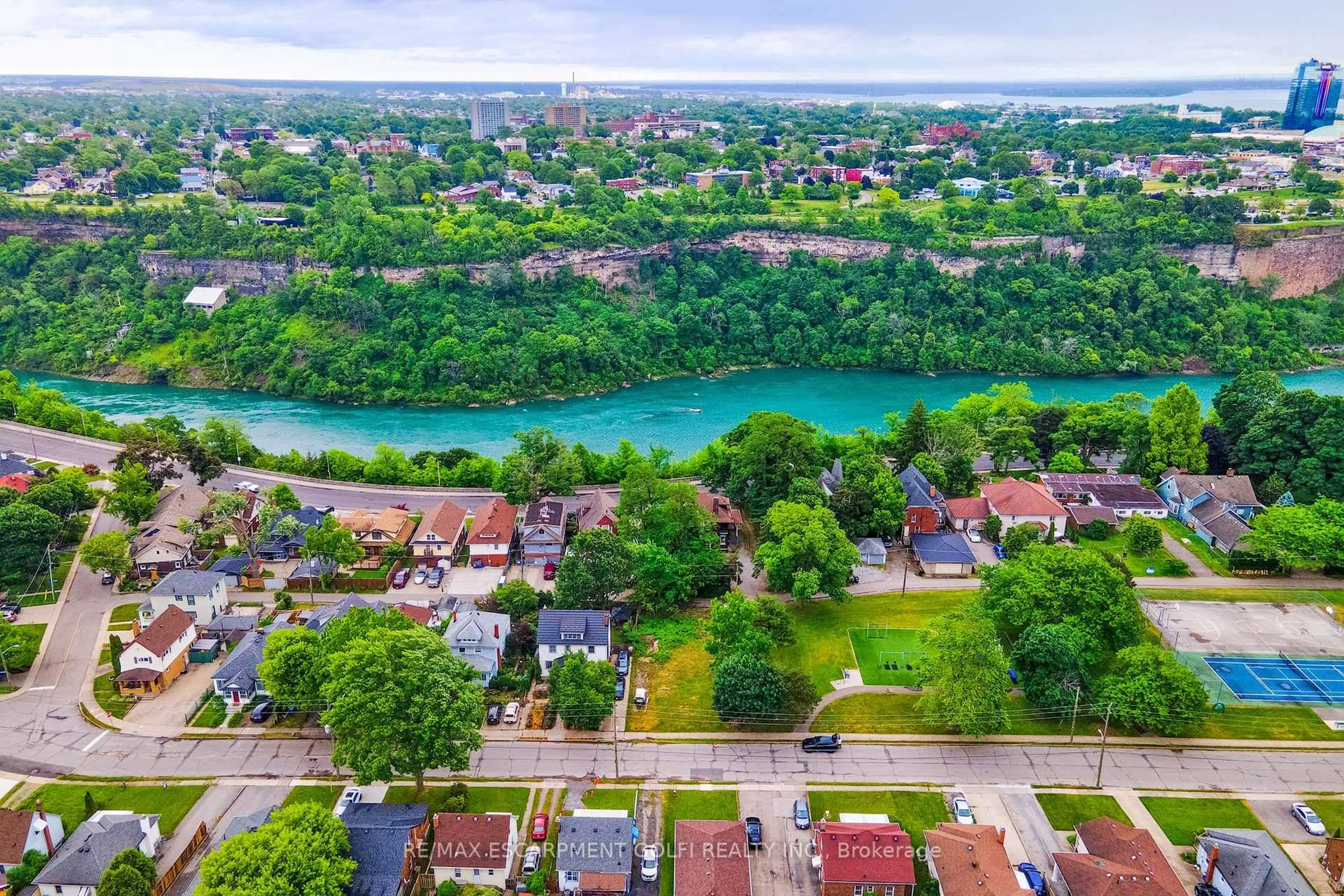 A pic from outside/outdoor area/front of a property/back of a property/a pic from drone, water/lake/river/ocean view for 5244 Ontario Ave, Niagara Falls Ontario L2E 3S3