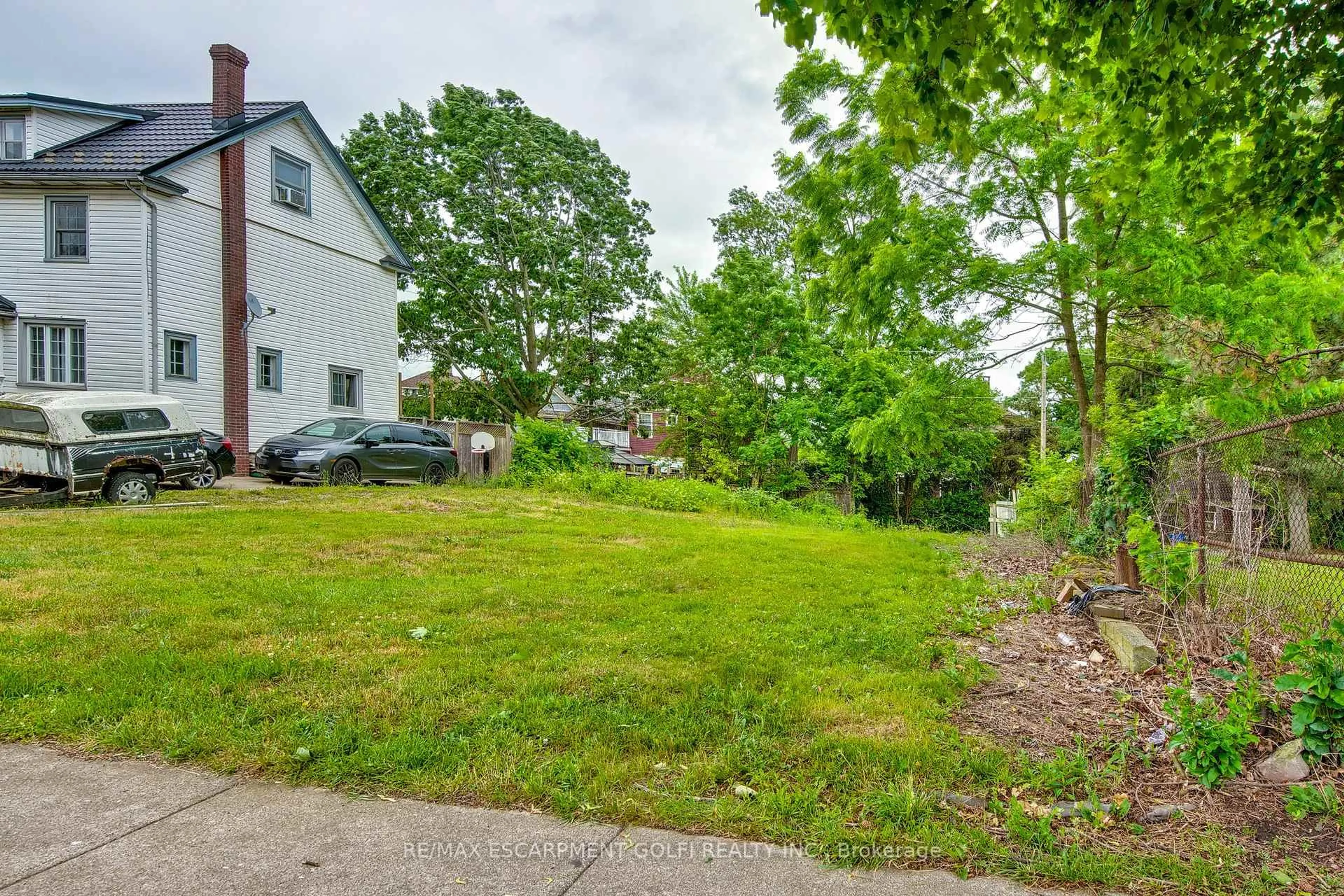 A pic from outside/outdoor area/front of a property/back of a property/a pic from drone, street for 5244 Ontario Ave, Niagara Falls Ontario L2E 3S3
