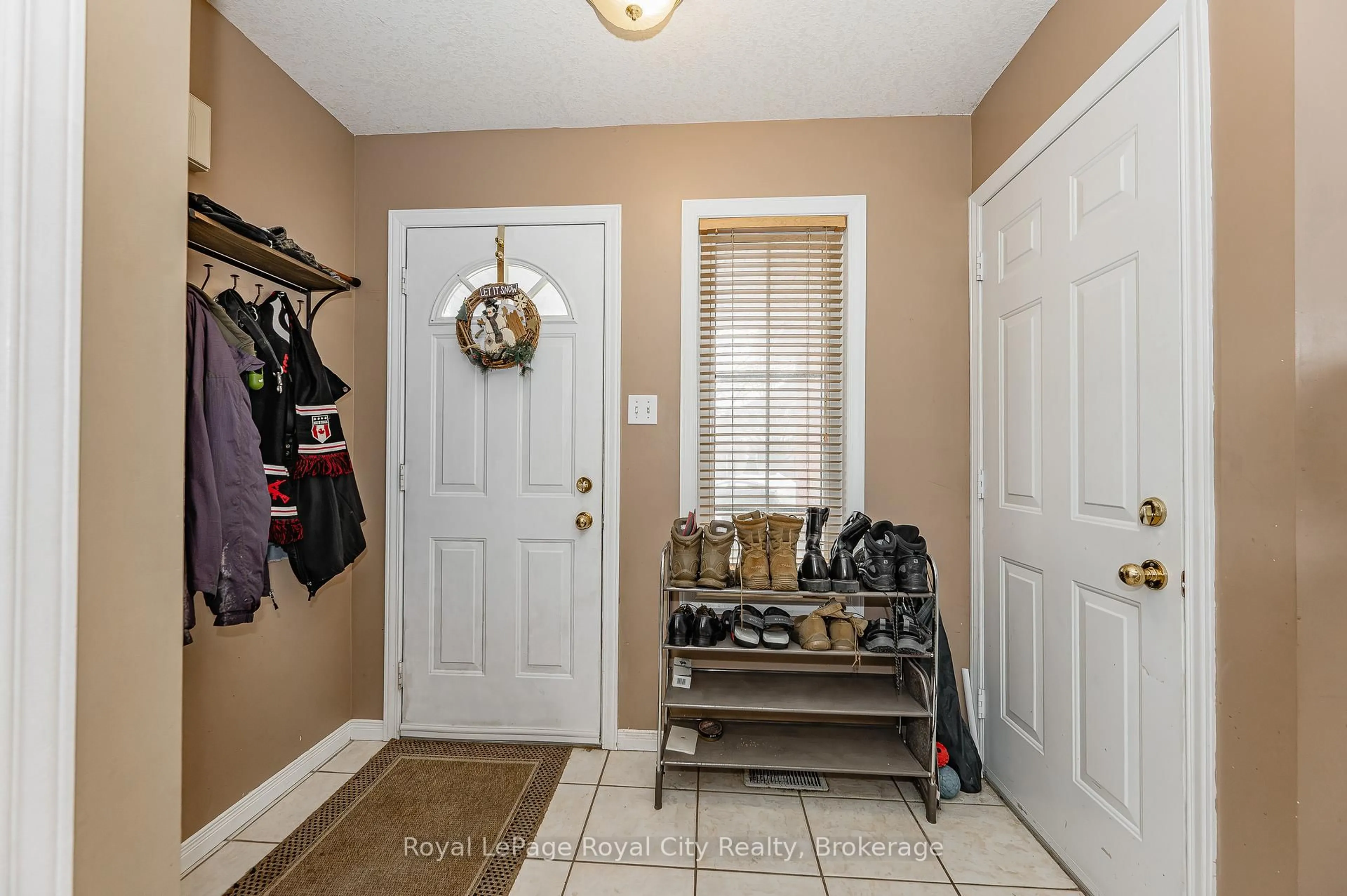 Indoor entryway for 15 Camm Cres, Guelph Ontario N1L 1J9