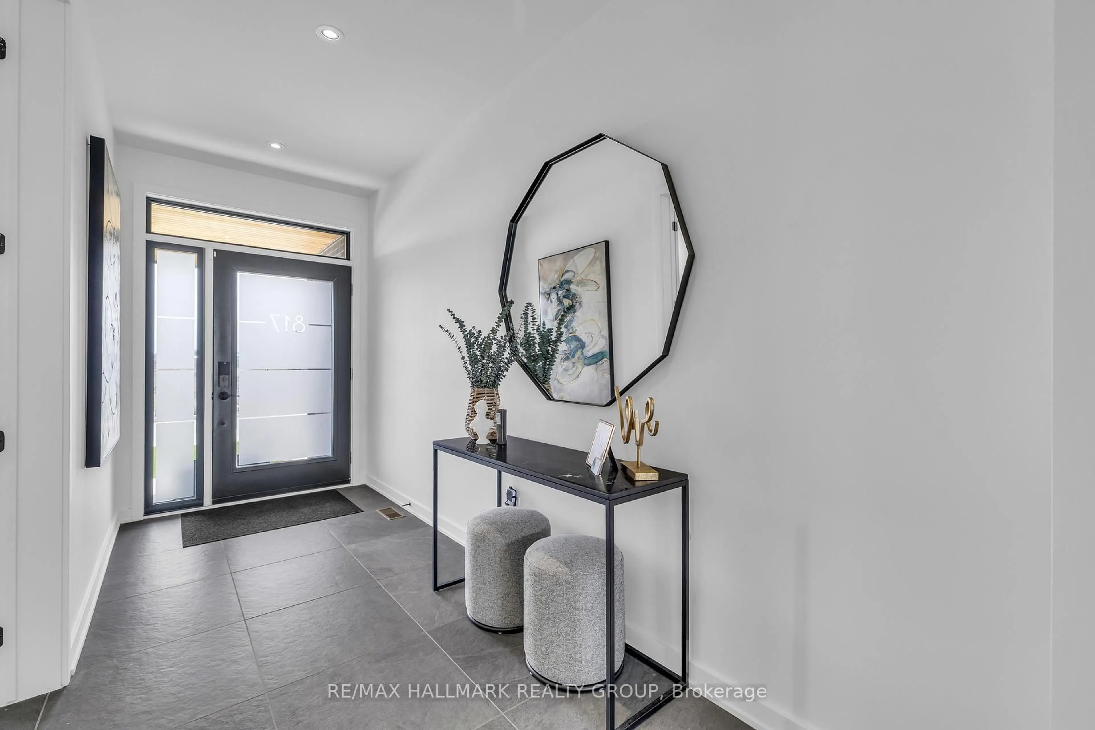 Indoor entryway for 817 Chorus Dr, Ottawa Ontario K4M 0R1