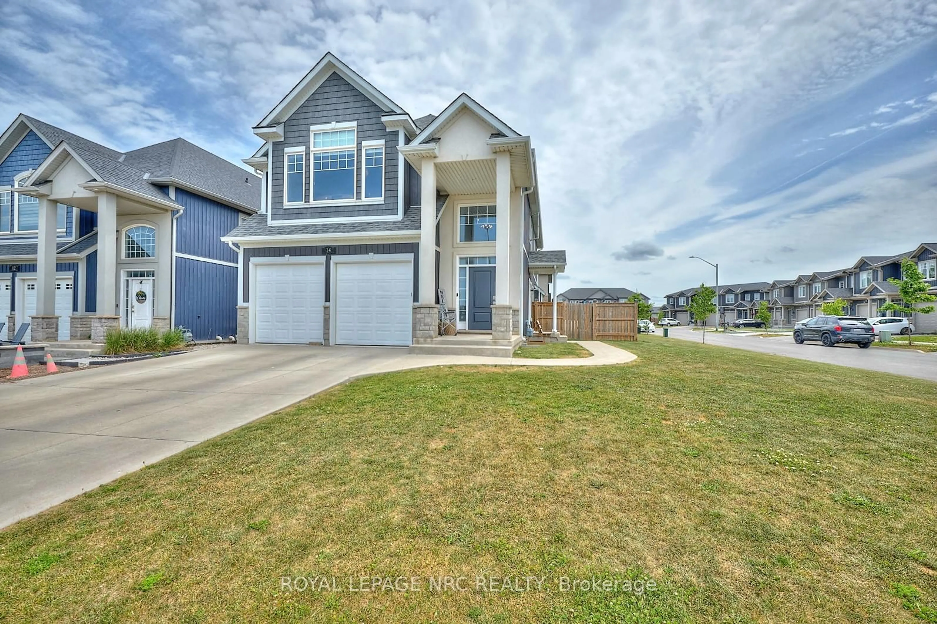 Home with vinyl exterior material, street for 14 Lamb Cres, Thorold Ontario L2V 0G8