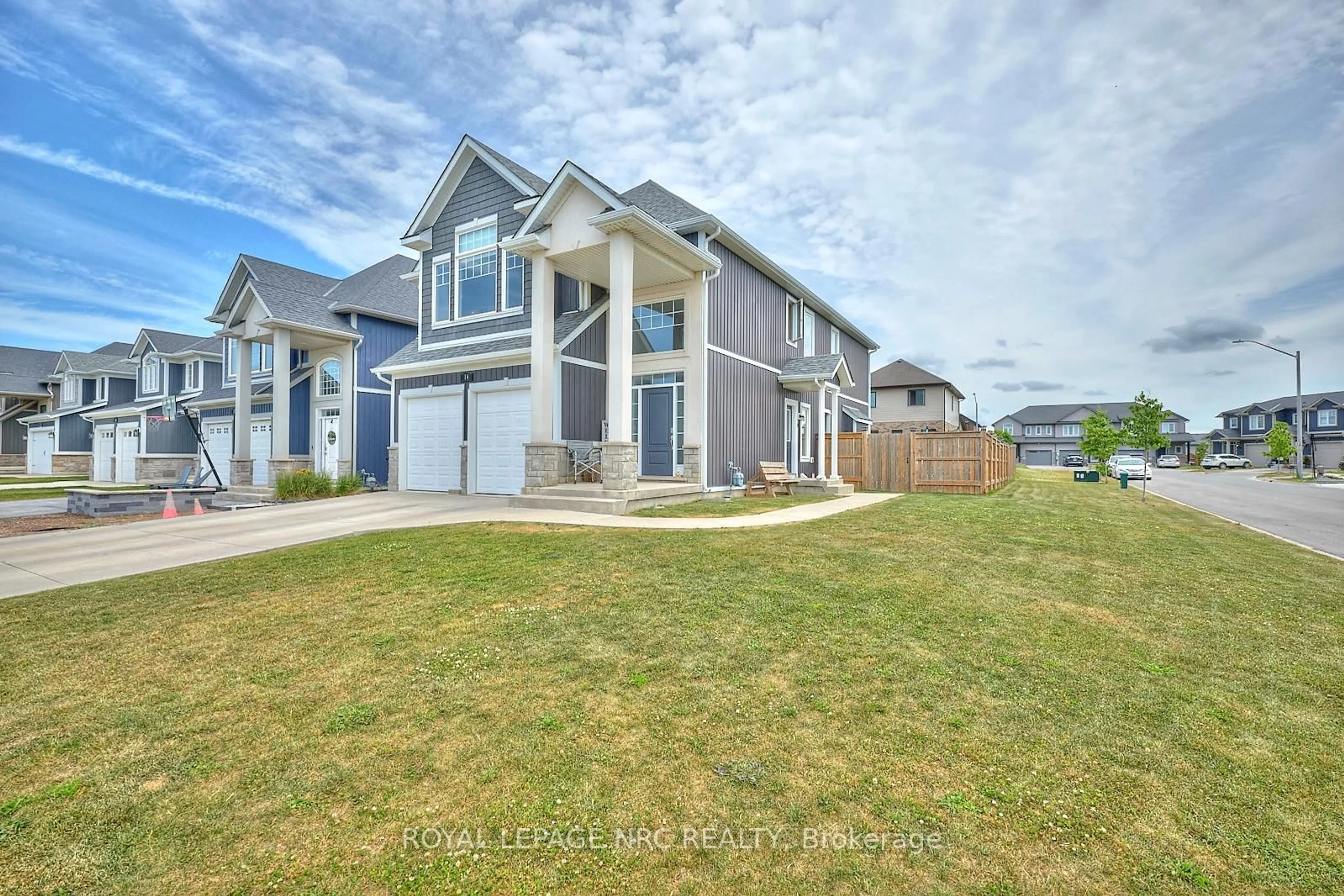 A pic from outside/outdoor area/front of a property/back of a property/a pic from drone, street for 14 Lamb Cres, Thorold Ontario L2V 0G8
