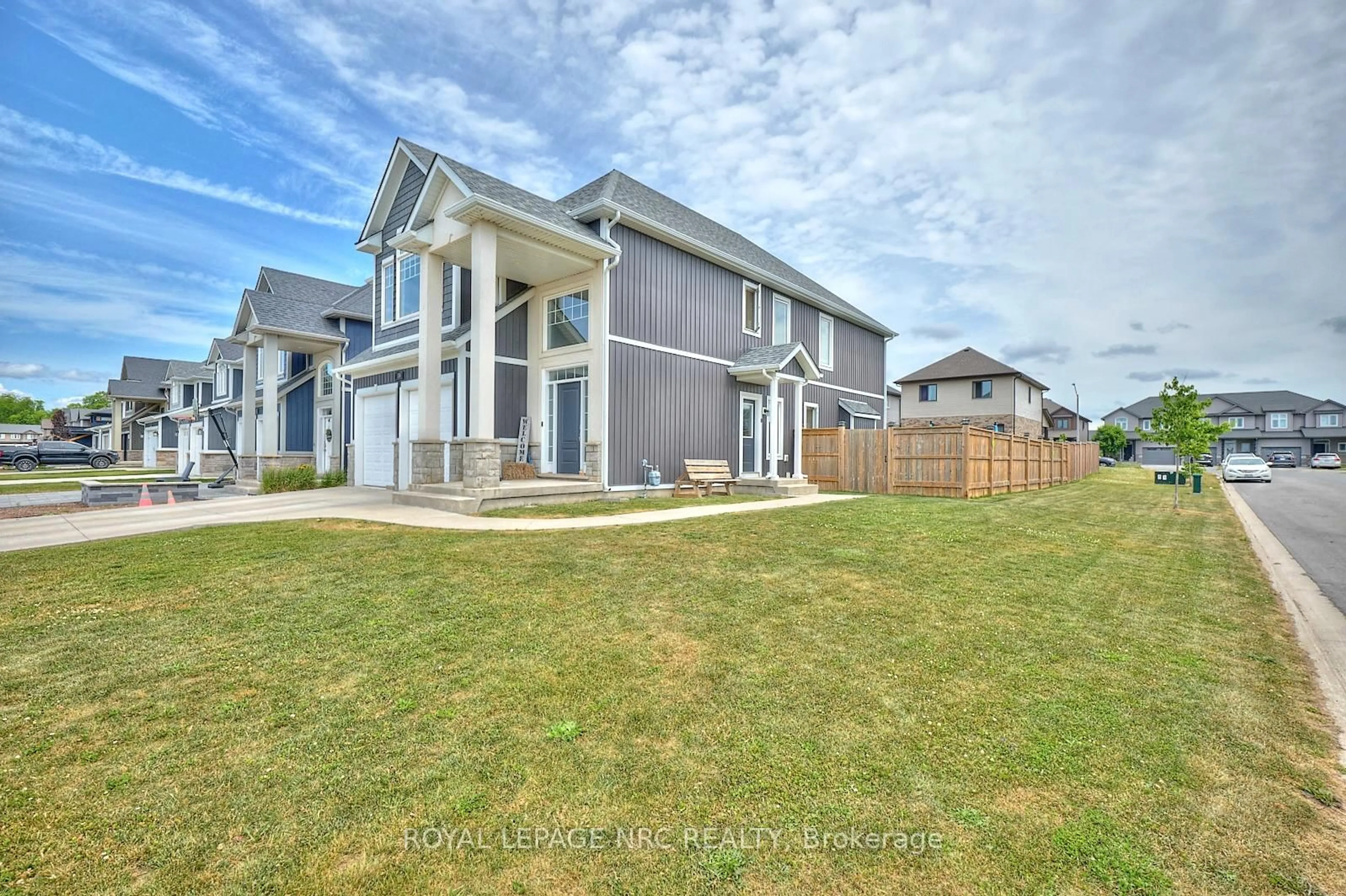 A pic from outside/outdoor area/front of a property/back of a property/a pic from drone, unknown for 14 Lamb Cres, Thorold Ontario L2V 0G8
