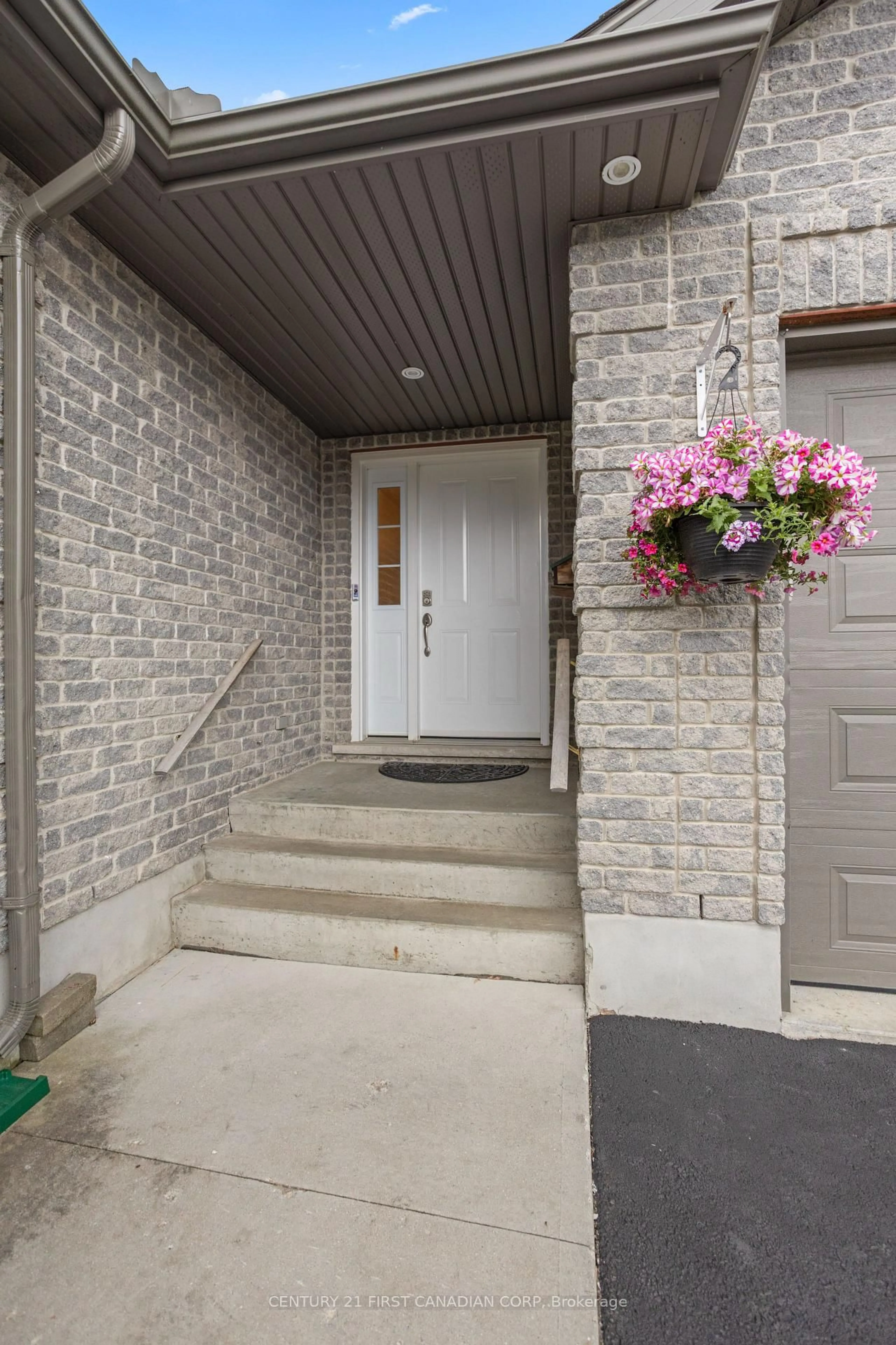 Indoor entryway for 18 Trillium Cres, St. Marys Ontario N4X 0A2