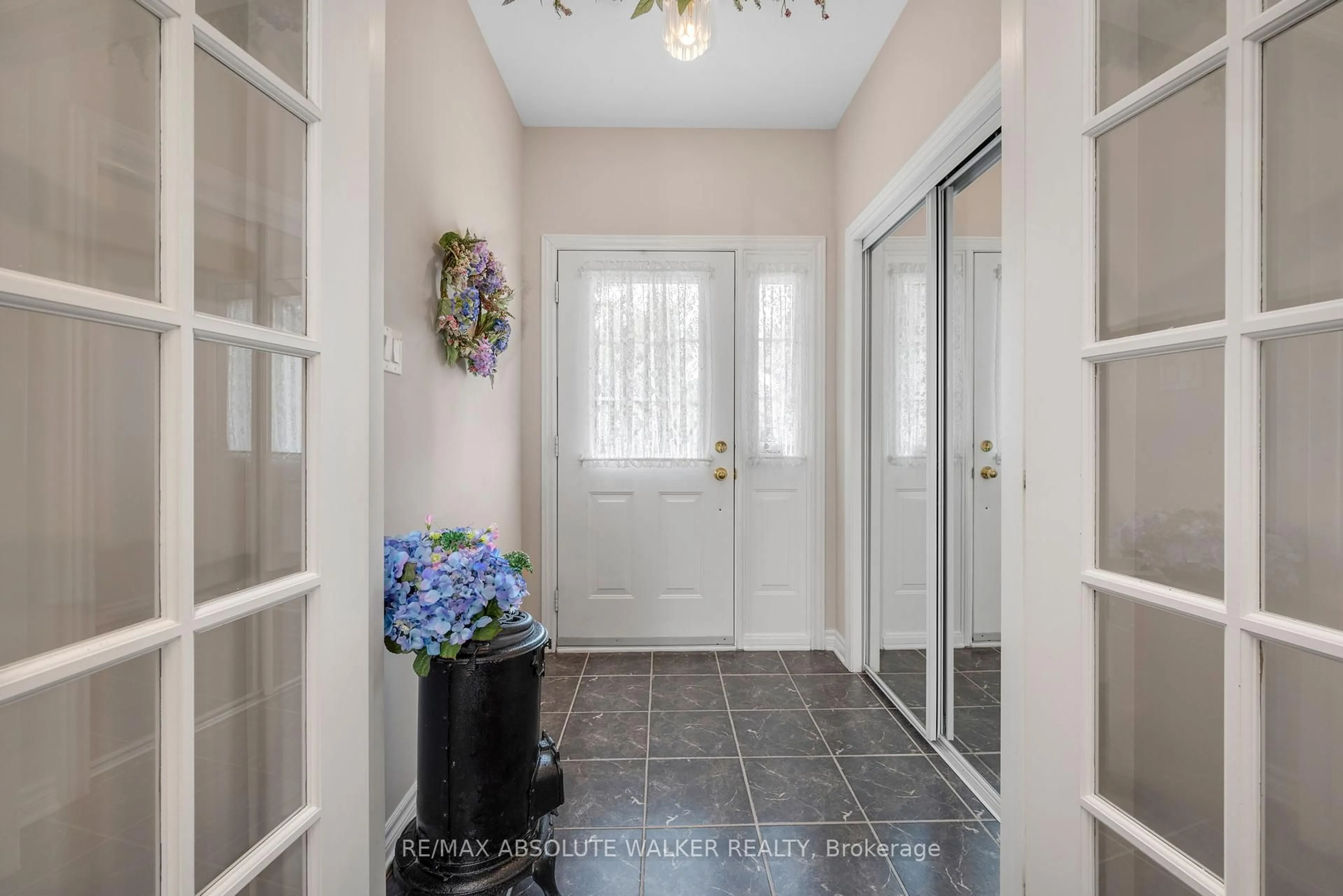 Indoor entryway for 1867 Springridge Dr, Ottawa Ontario K4A 4R1