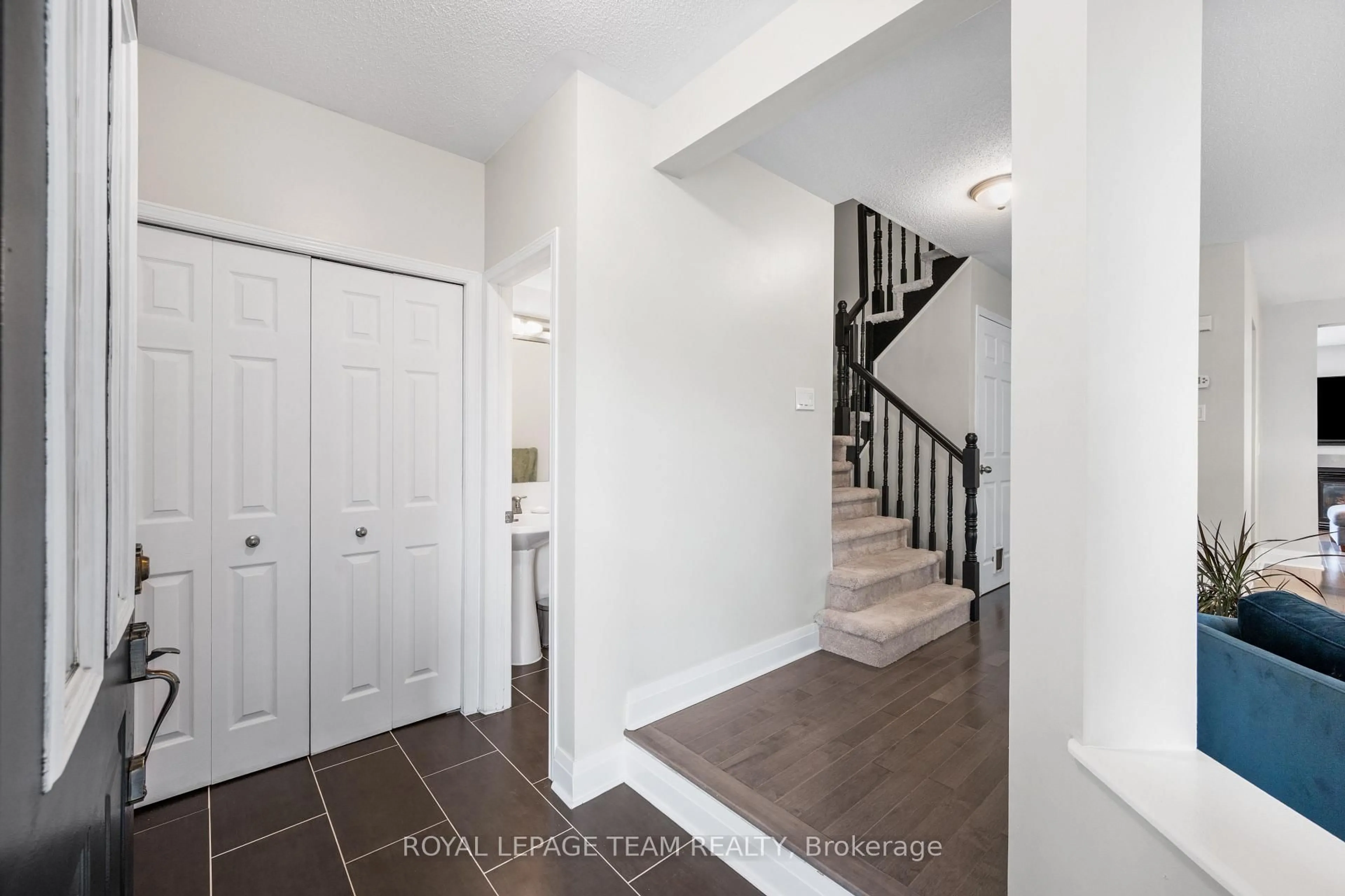 Indoor entryway for 990 Cove Island Terr, Ottawa Ontario K1V 1P3