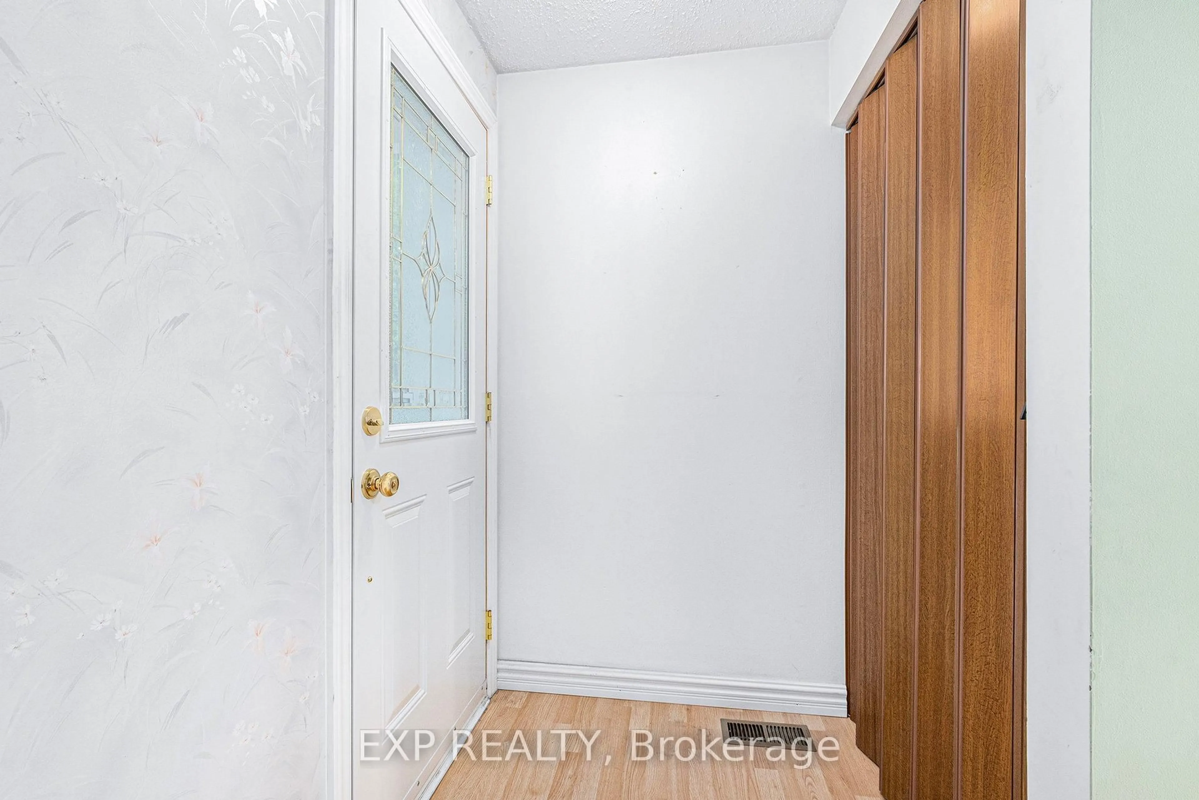 Indoor entryway for 75 Chesterton Dr, Ottawa Ontario K2E 5T5
