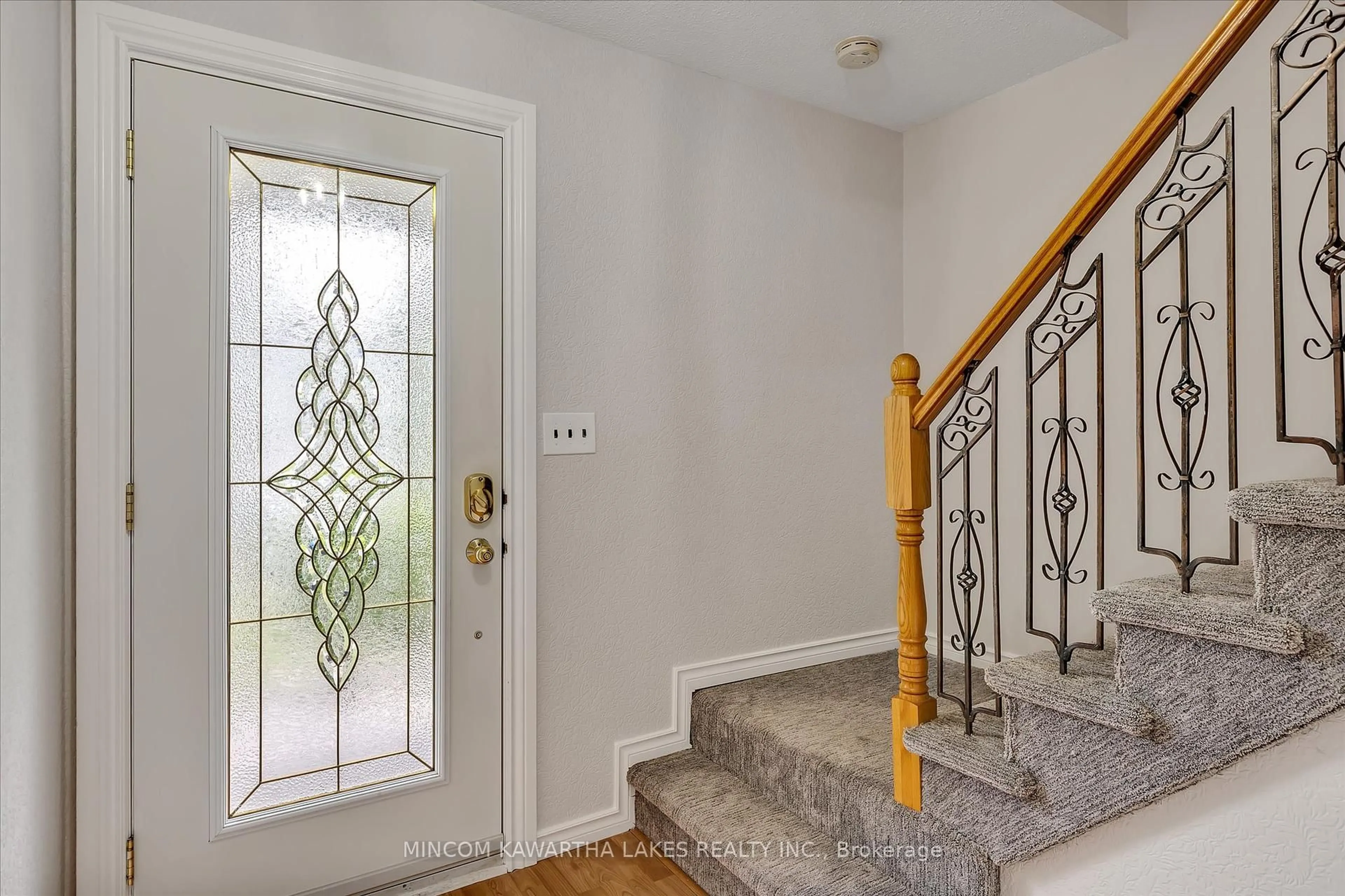 Indoor entryway for 197 Patricia Cres, Selwyn Ontario K9J 6X3