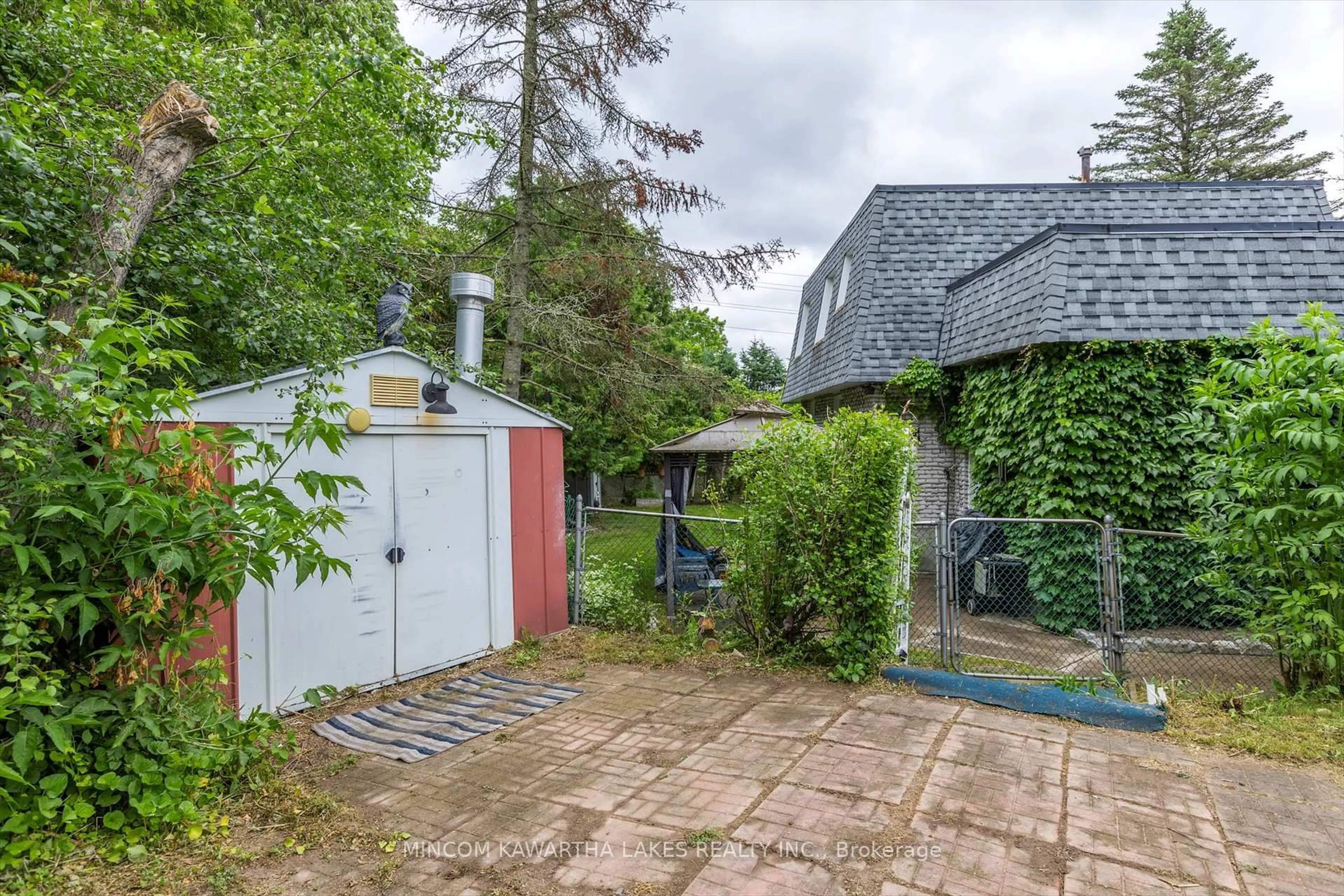 A pic from outside/outdoor area/front of a property/back of a property/a pic from drone, street for 197 Patricia Cres, Selwyn Ontario K9J 6X3