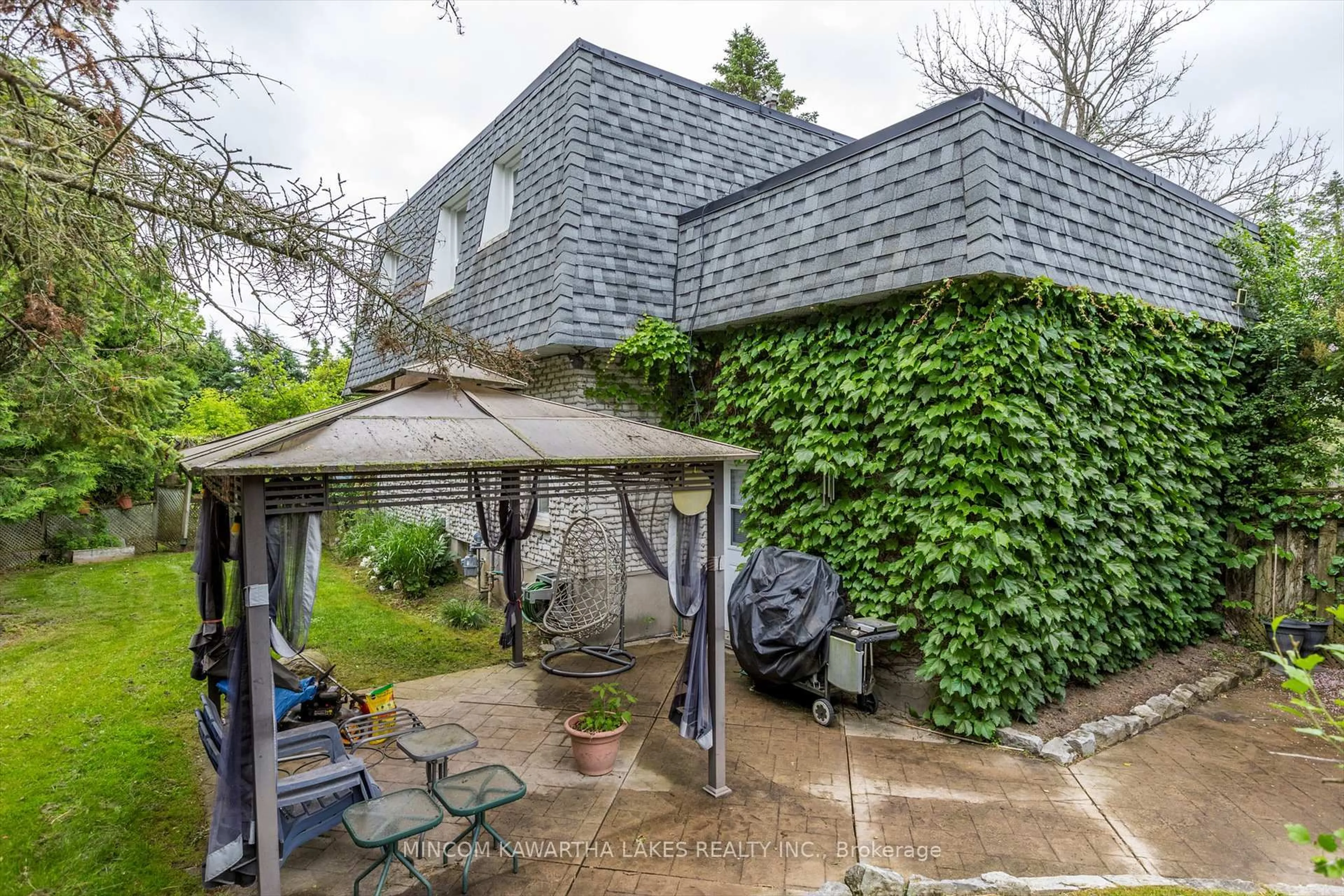 A pic from outside/outdoor area/front of a property/back of a property/a pic from drone, street for 197 Patricia Cres, Selwyn Ontario K9J 6X3