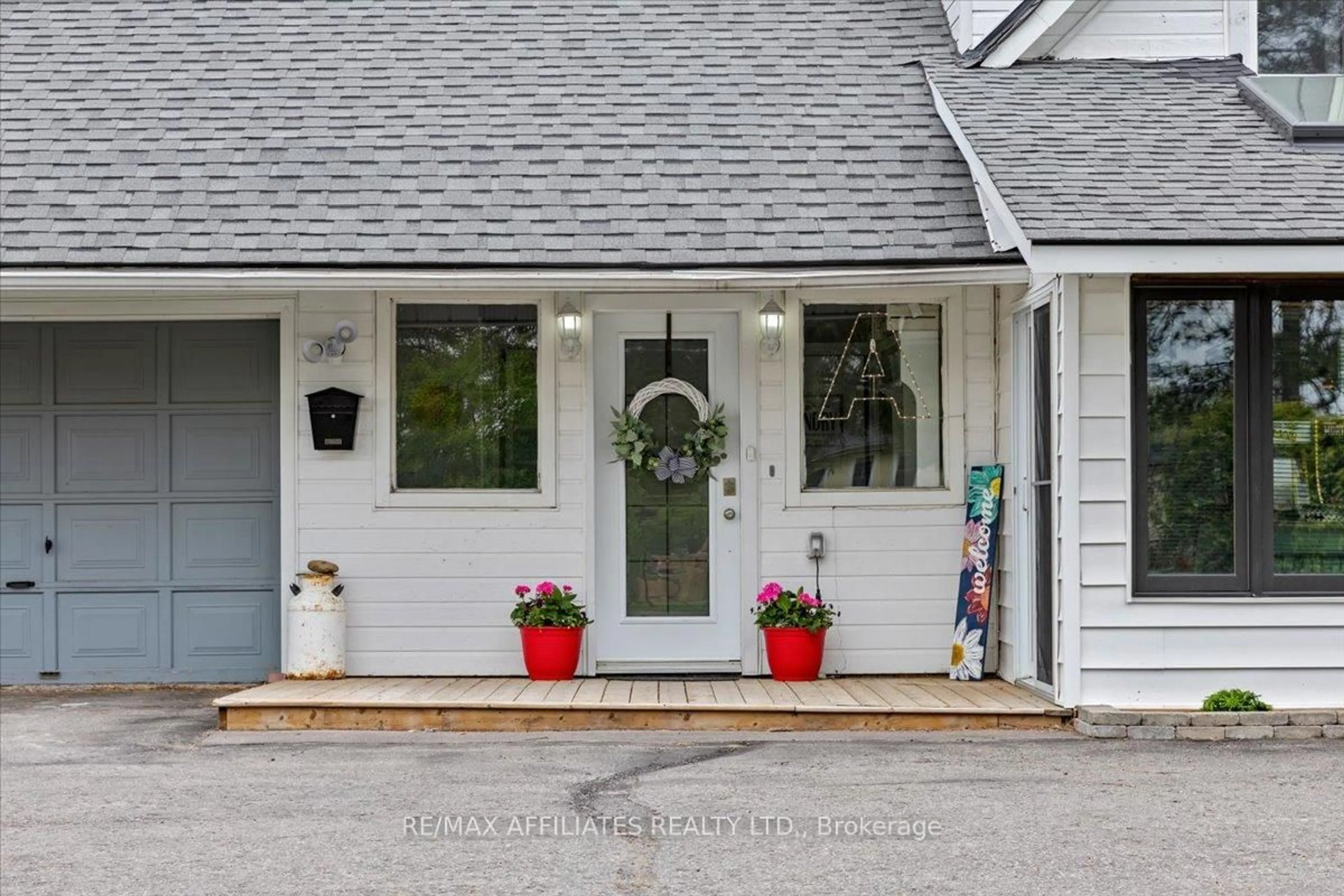 Indoor entryway for 5348 Dunning Rd, Navan Ontario K4B 1J1