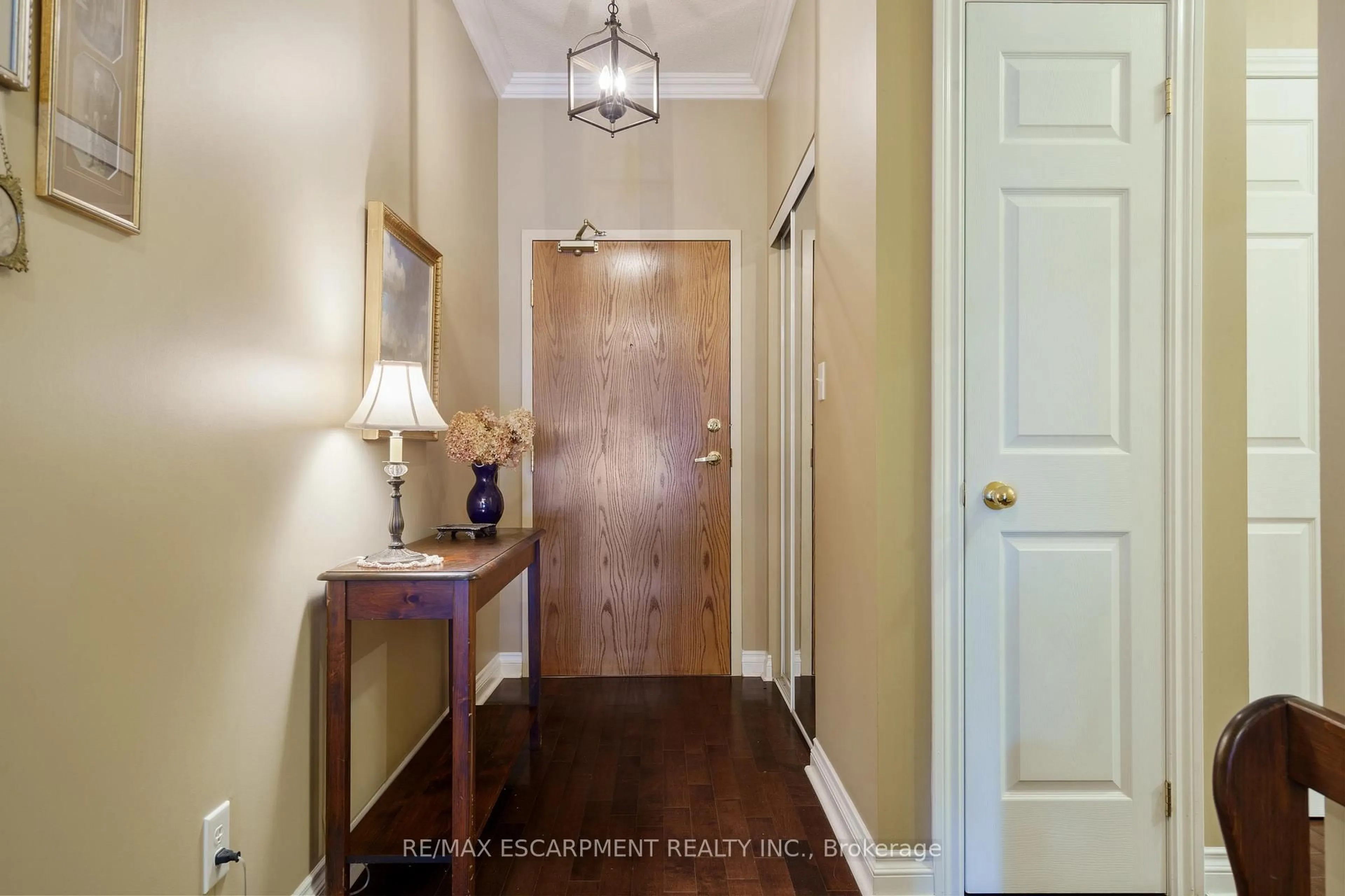 Indoor entryway for 4000 Creekside Dr #405, Hamilton Ontario L9H 7S9