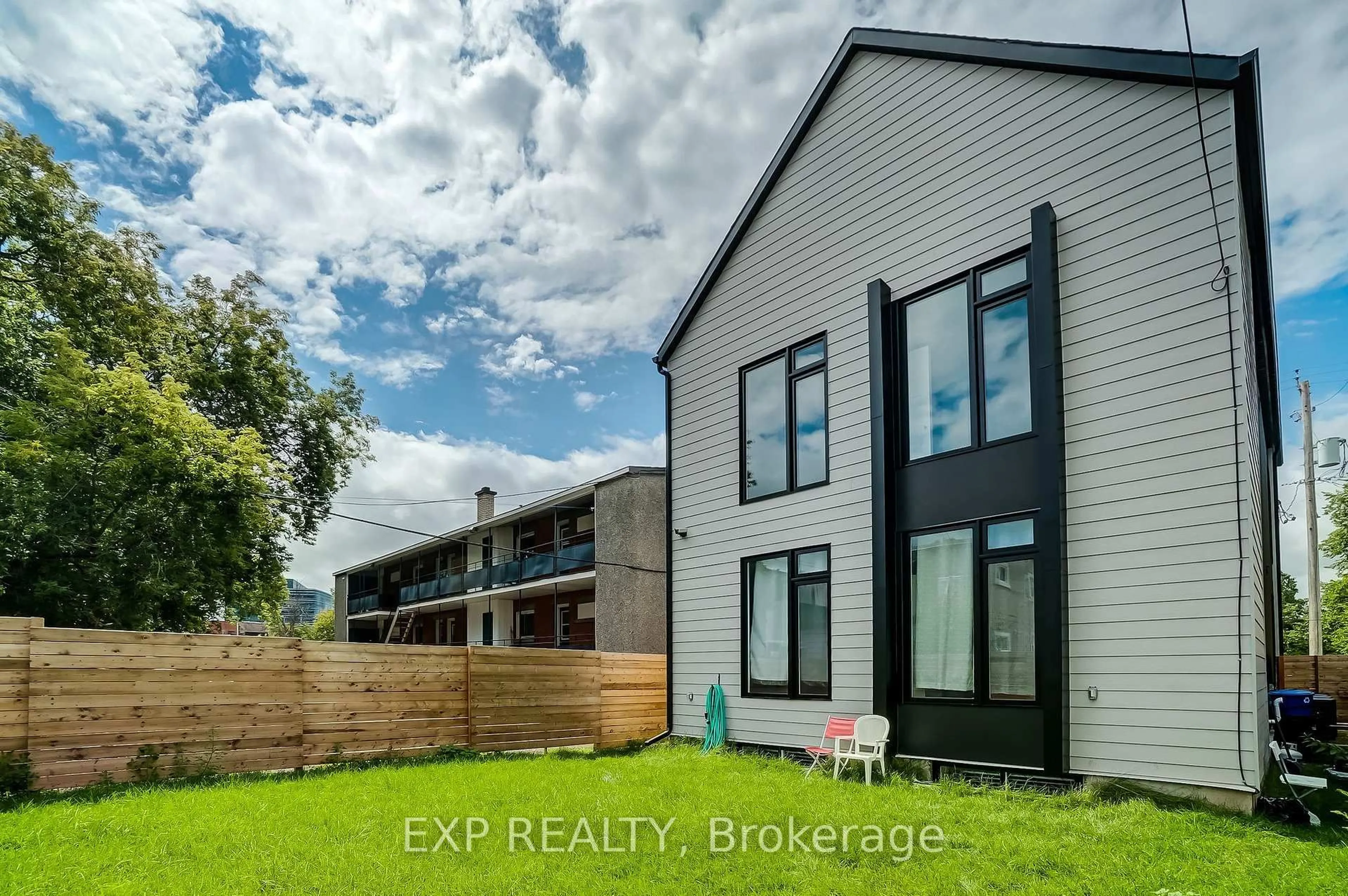 A pic from outside/outdoor area/front of a property/back of a property/a pic from drone, building for 245 Durocher St, Ottawa Ontario K1L 7S5