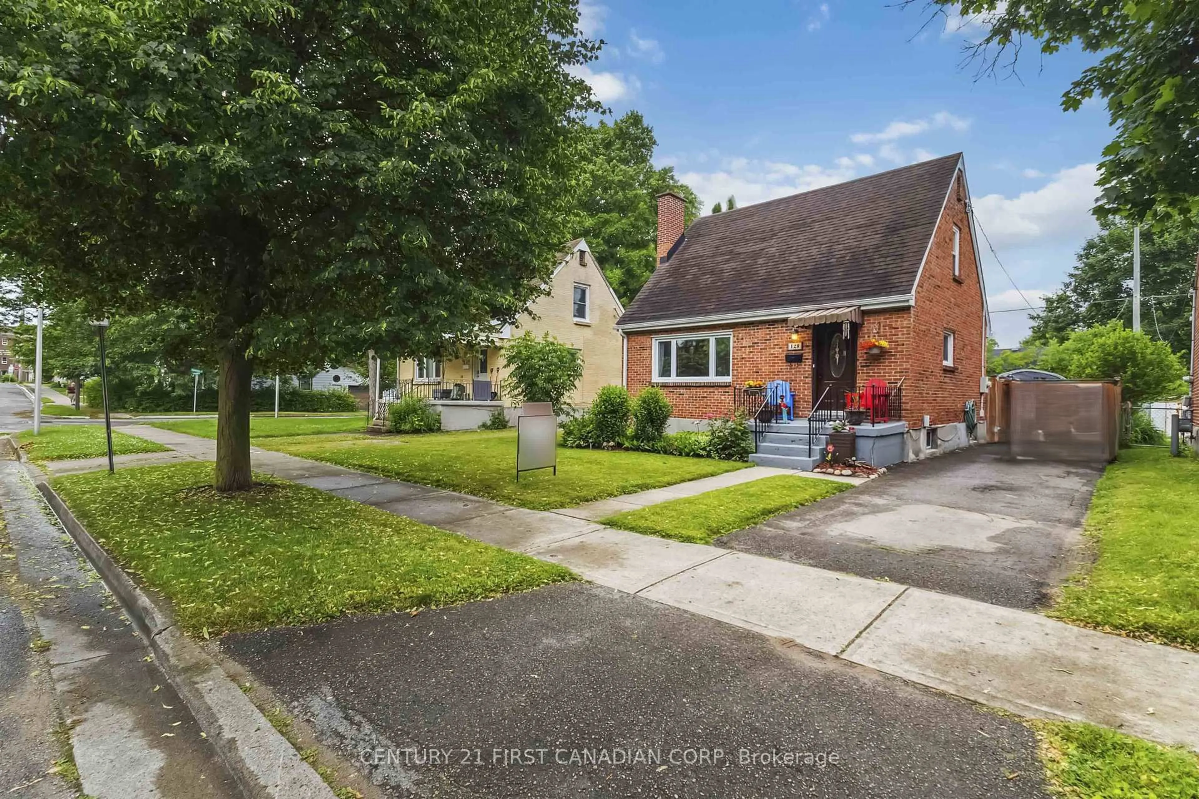 A pic from outside/outdoor area/front of a property/back of a property/a pic from drone, street for 128 EMPRESS Ave, London North Ontario N6H 1N3