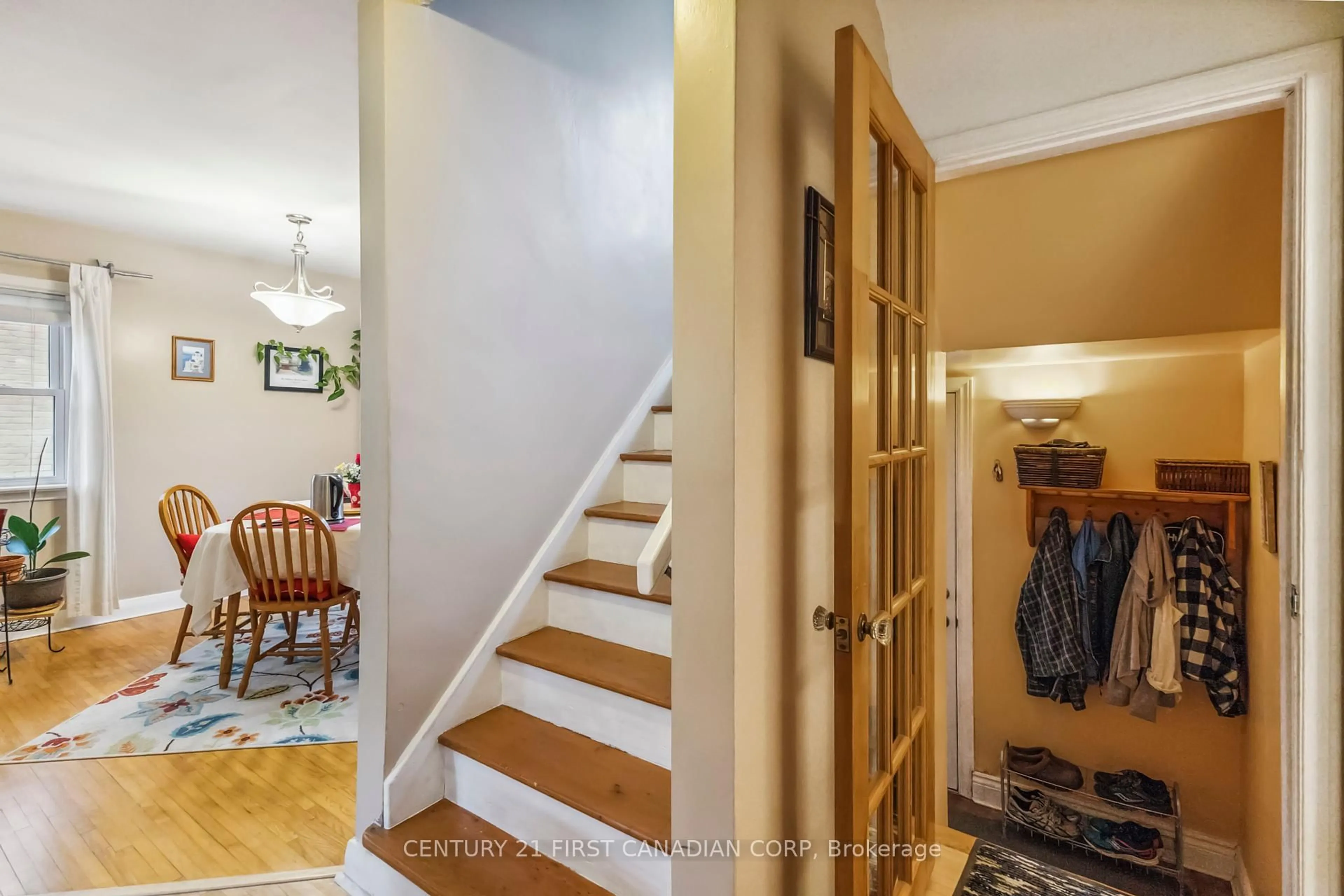 Indoor entryway for 128 EMPRESS Ave, London North Ontario N6H 1N3