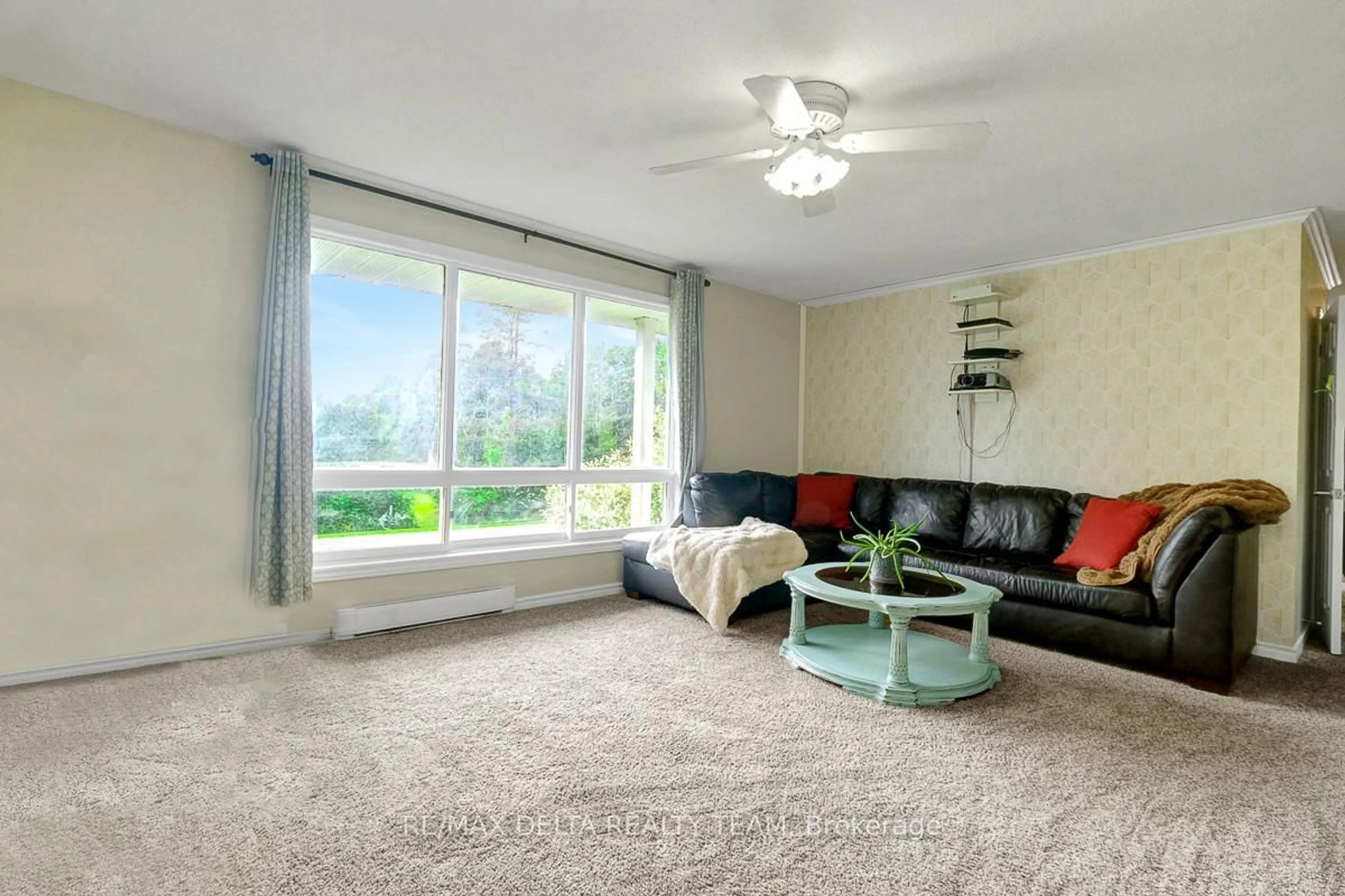 Living room with furniture, carpet floor for 3333 White Spruce, Osgoode Ontario K0A 2W0